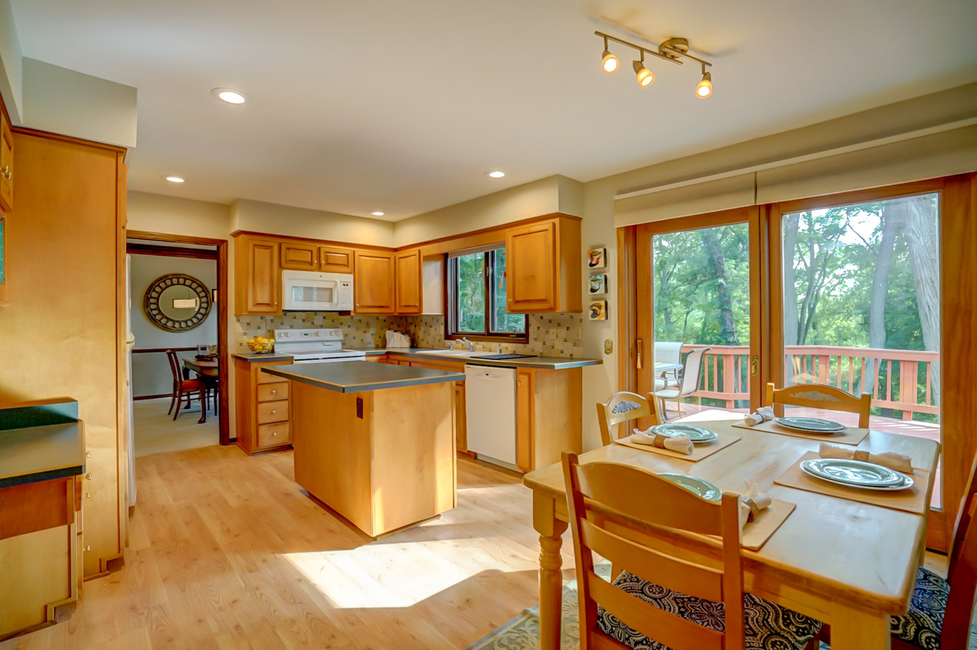 7124 Applewood-12.jpg