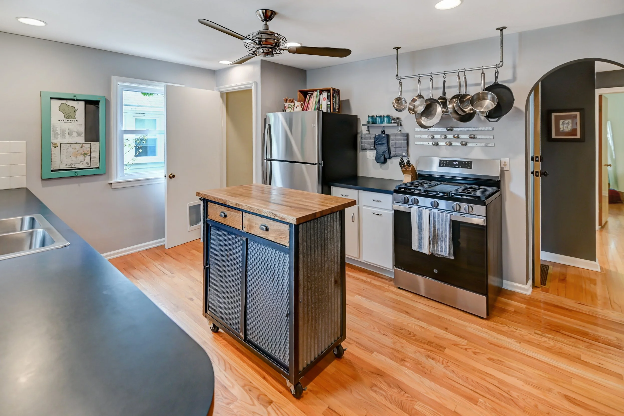 51-2538 Commercial Ave-23.jpg
