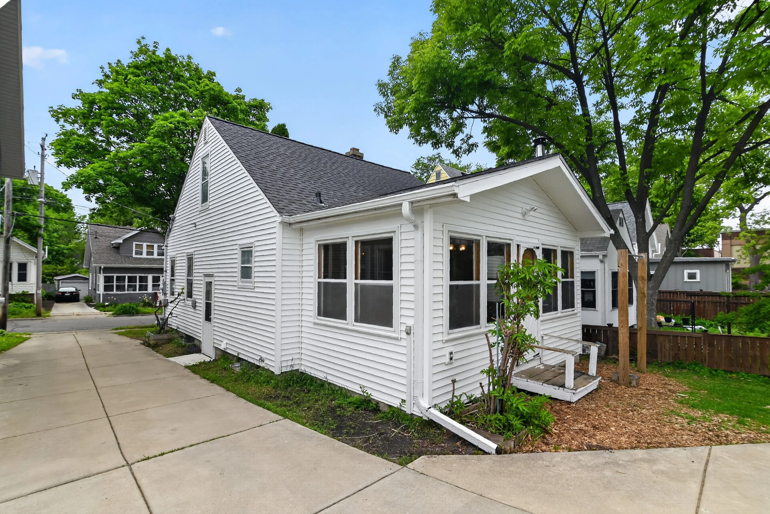 22-245 Waubesa St_5669.jpg
