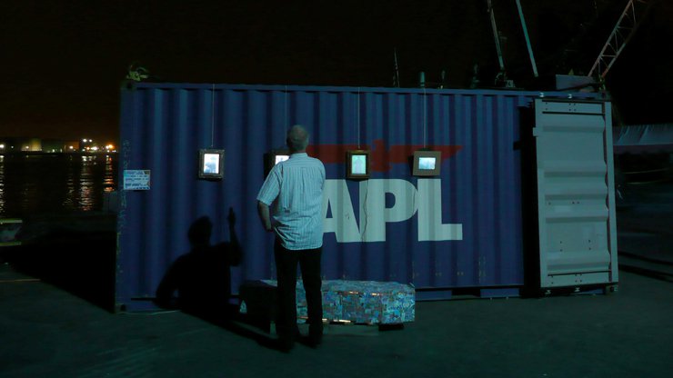 04_watching_container_2.jpg