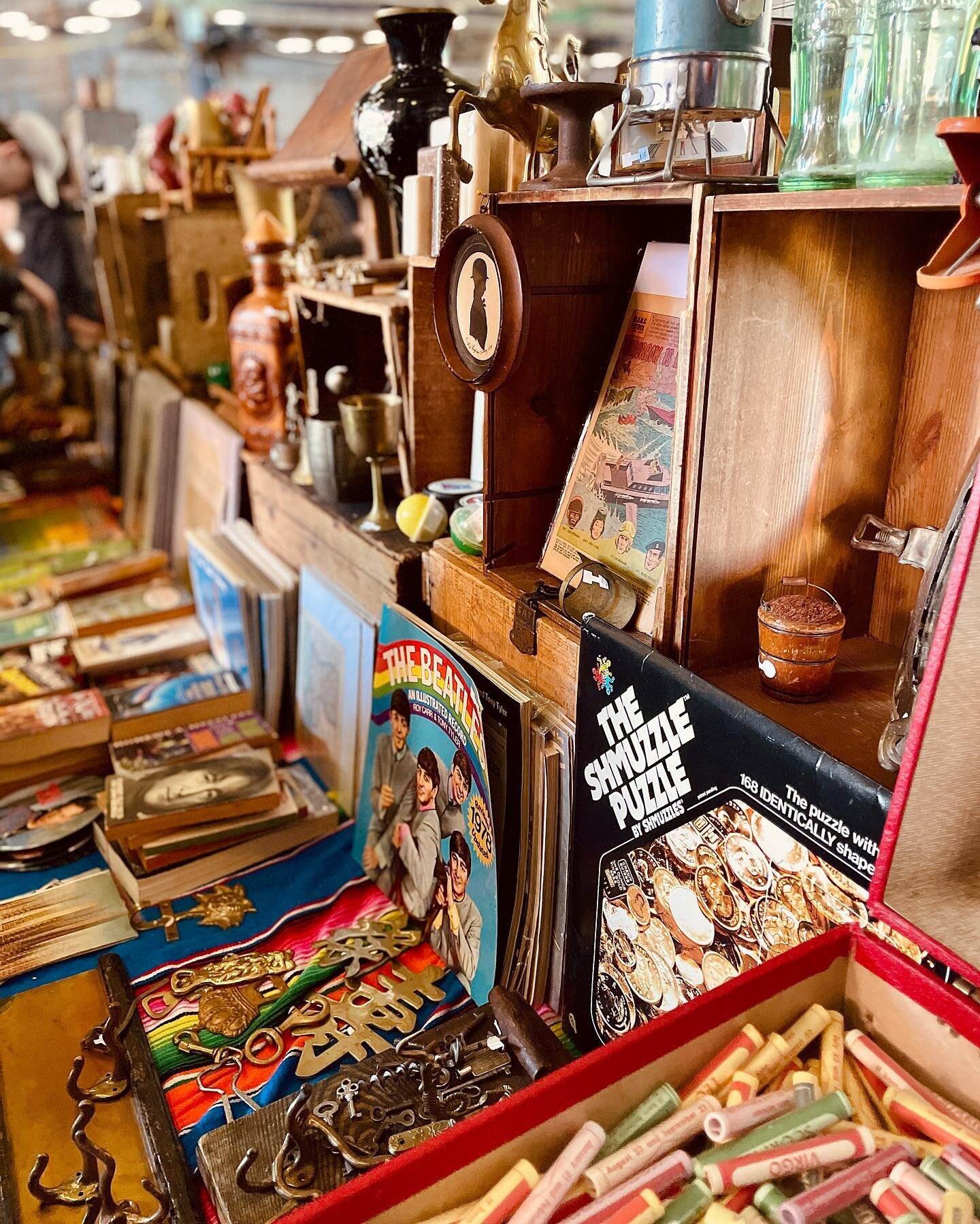 A peek at the treasures that have came and gone through the wooden crates of the Brooklyn Flea ✨
.
 #thriftstorefinds #dumbobrooklyn #ecofriendlyfashion #Brooklyn #nyc #nycthingstodo #nycthrift #nycfun