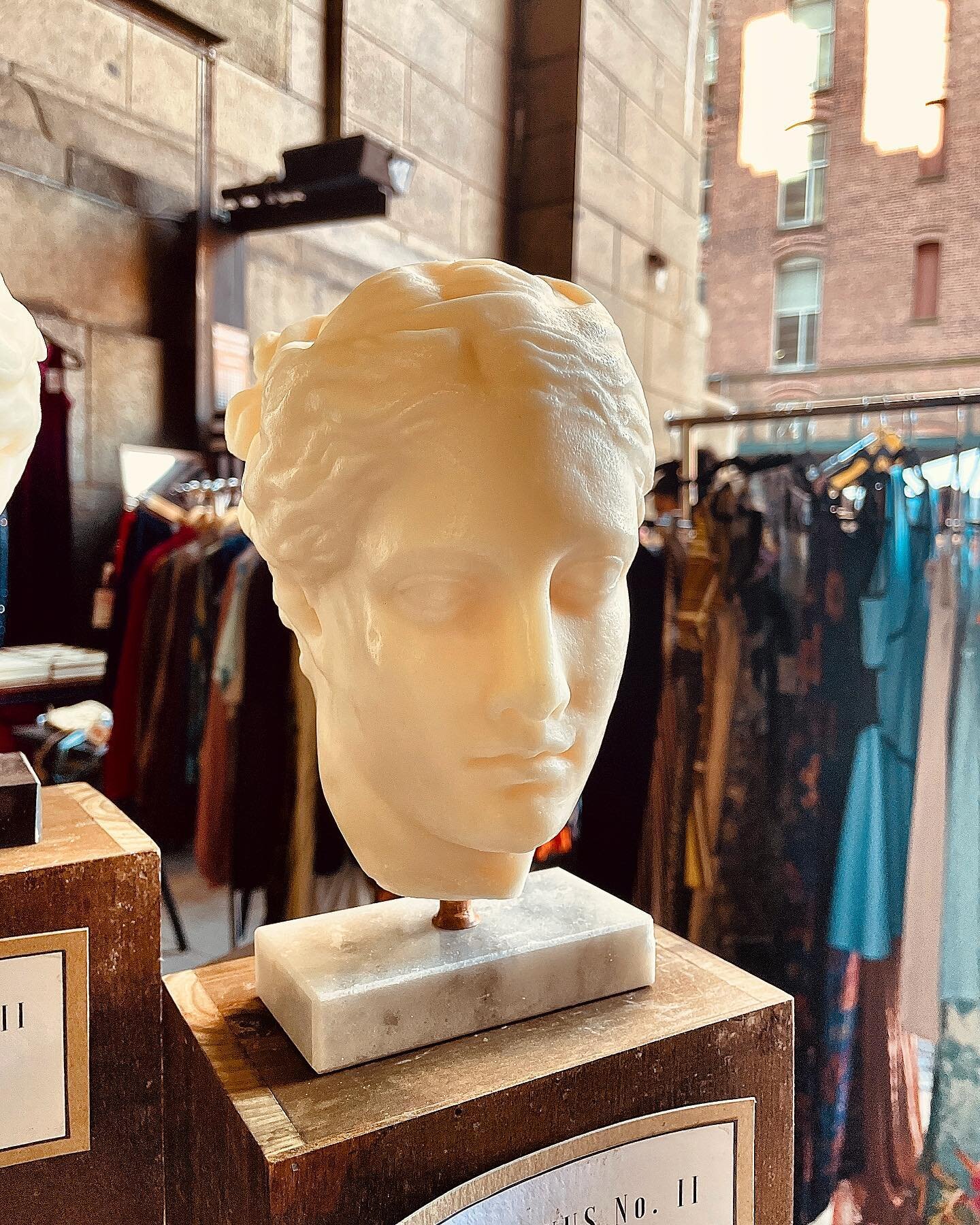 Brooklyn Flea: Where thrift meets art by finding beauty in unexpected places, each one unique and full of character 🧑🏽&zwj;🎨 💌

Treasures like these are awaiting to be discovered &mdash; by you ✨

Vendor: @musea.study 

 #thriftfinds #sculpturelo