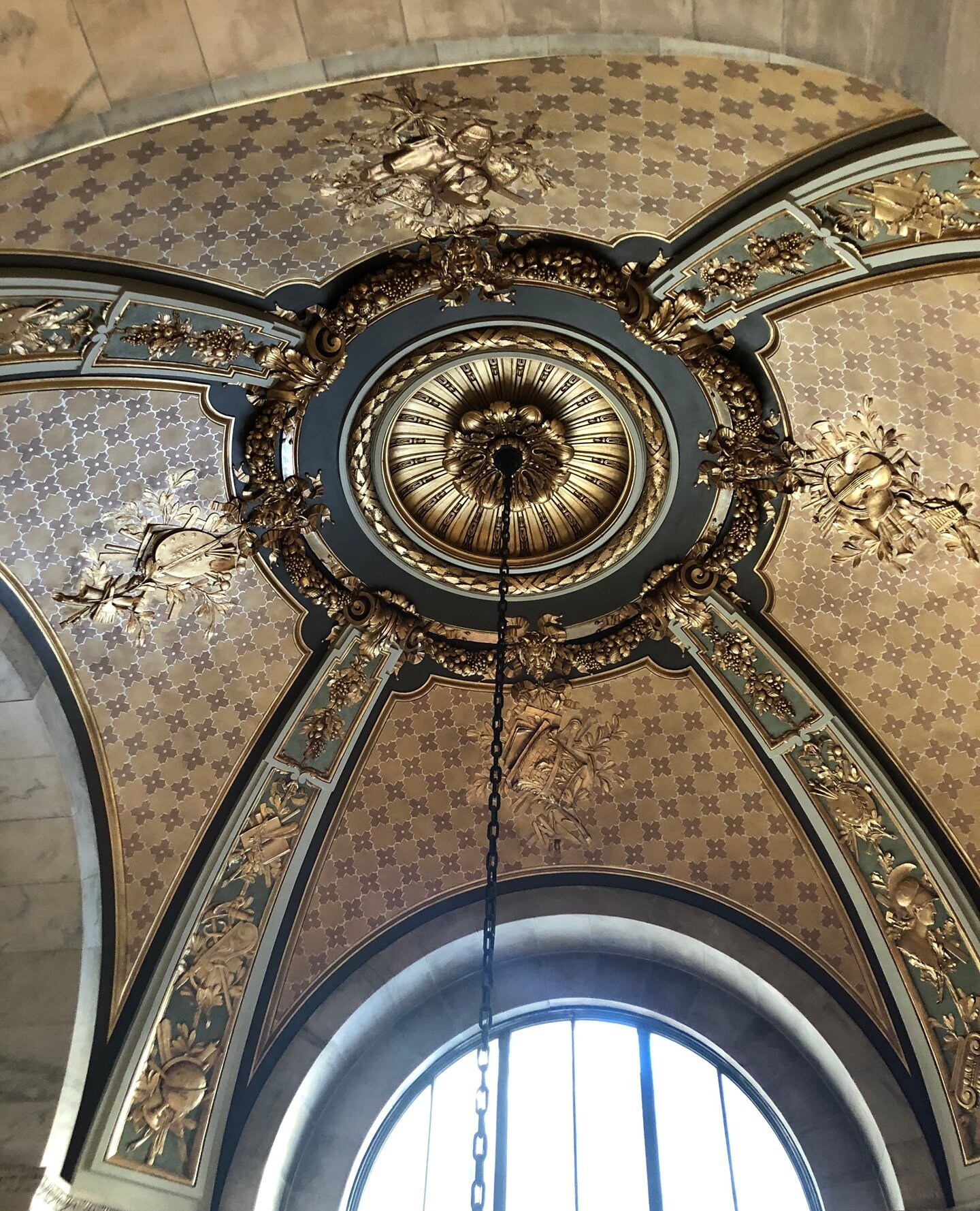 Always look up the NYC library 📖! #bookstagram #book #bookworm #librariesofinstagram #librarylife #read #publiclibrary #librarygram #ilovelibraries #lovemylibrary #libraryfun #publiclibraries #bookish #architecture #literature #art #instagood #reade
