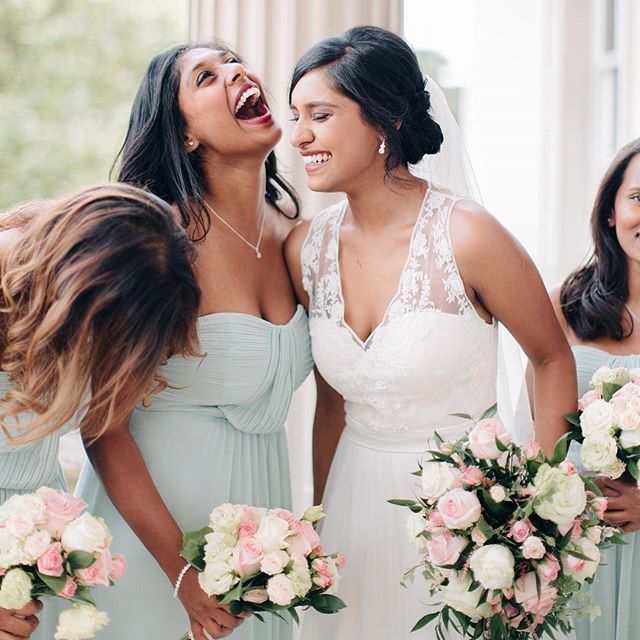 When your best friend gets married, there's only one thing to do: show her your support and give a killer toast! 🍾💗 We've got a few pointers for you in case you get cold feet, link in our bio! ✌️