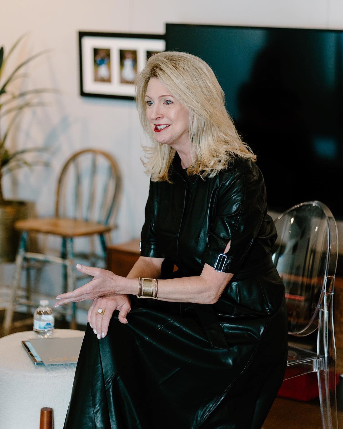 A week ago at this time I was with @risingtidelowcountry in Savannah, talking about the Power of a Personal Retreat. We had so much fun @thebullstreetlight with @angelahopperphoto.

It's the perfect time of year to be thinking about creating your own