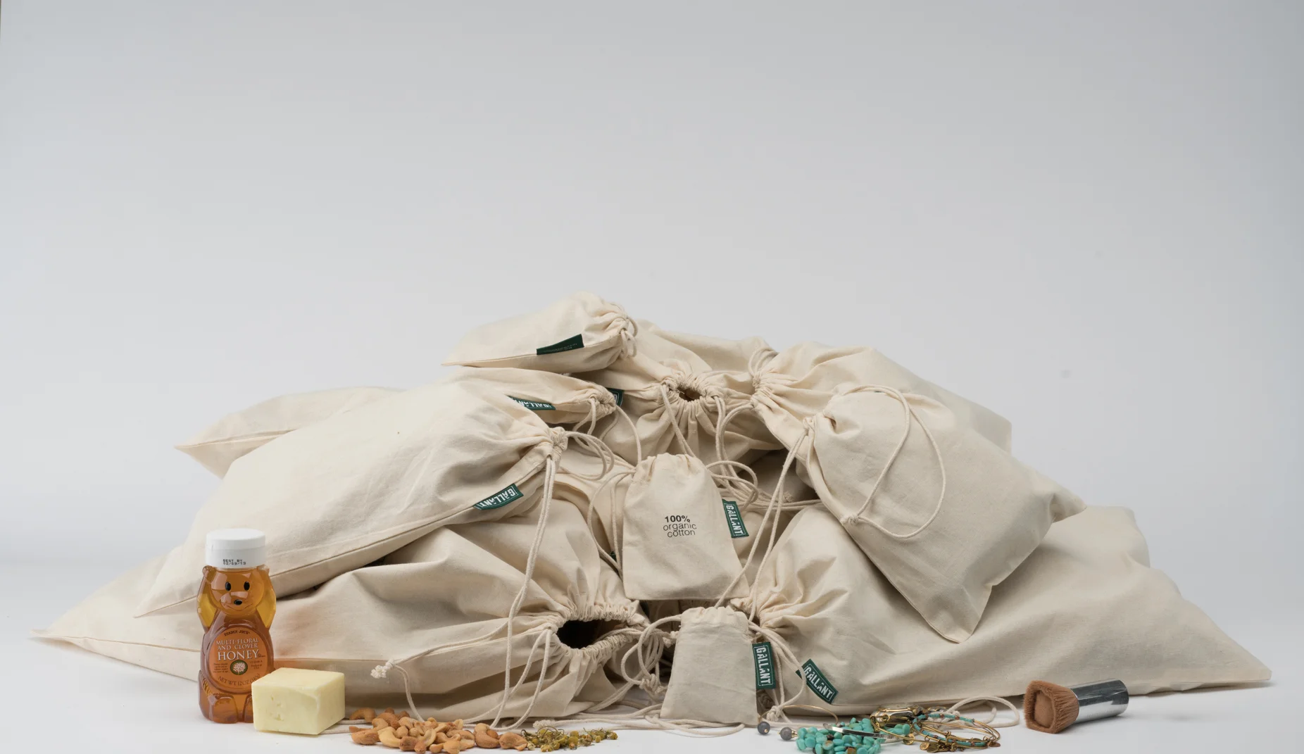 Muslin bags can be used for variety of purposes, including shopping, storing, traveling and so on.