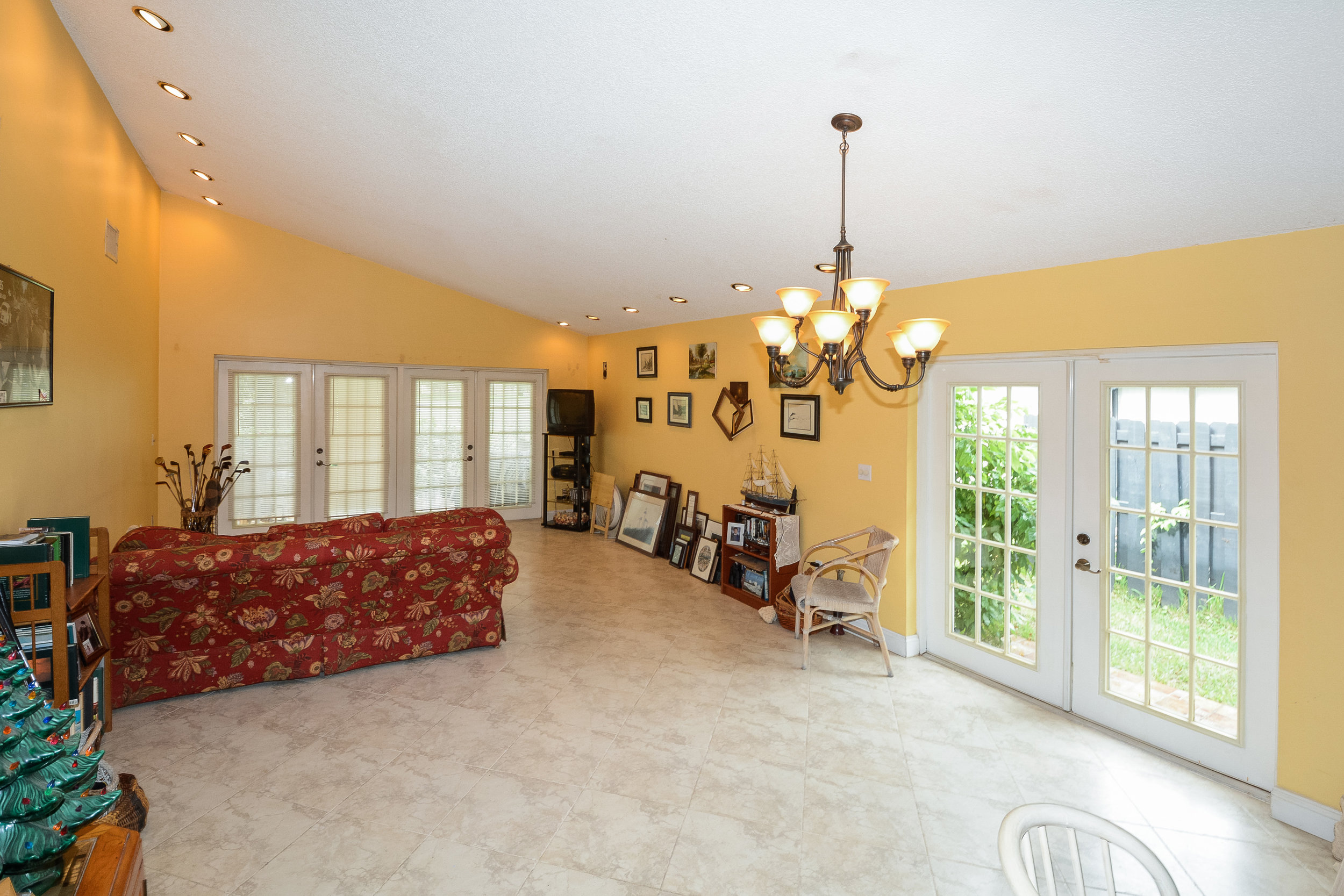 302_fairway_circle_MLS_HID1077605_ROOMlivingroomdiningroom.jpg