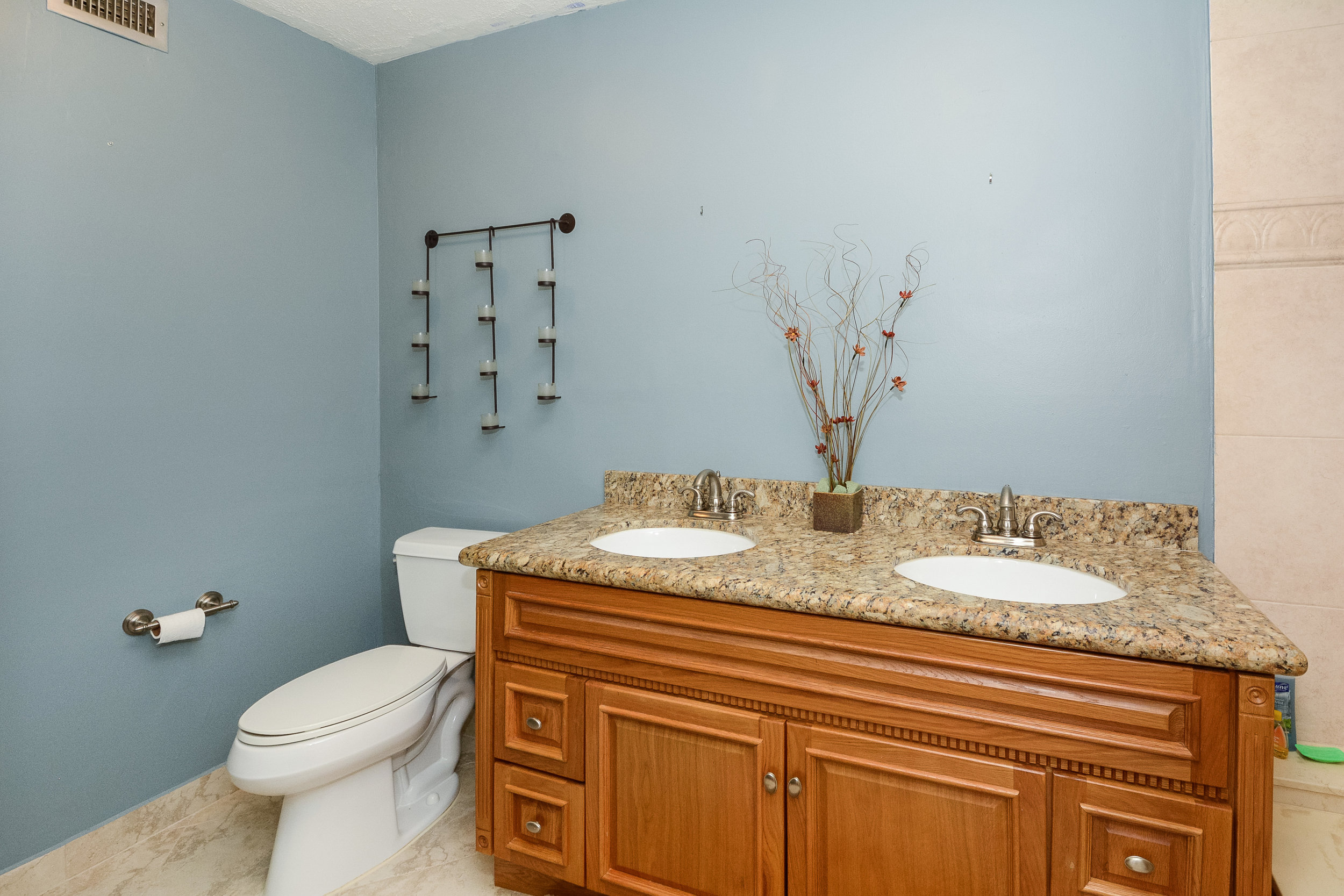 302_fairway_circle_MLS_HID1077605_ROOMmasterbathroom1.jpg