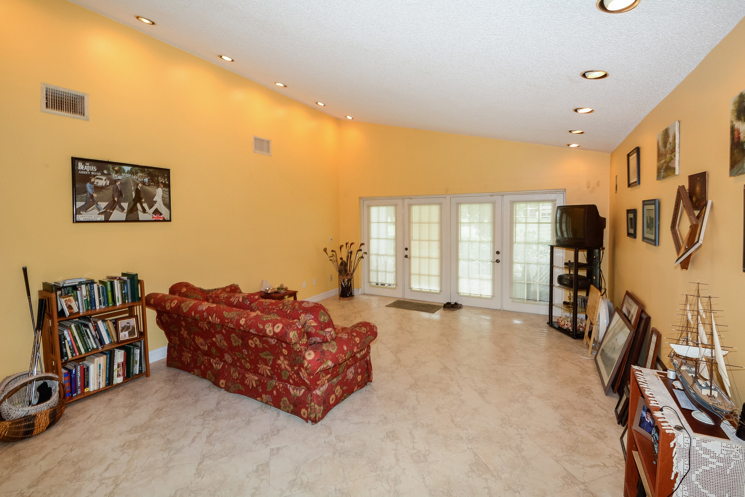 302_fairway_circle_MLS_HID1077605_ROOMlivingroom.jpg