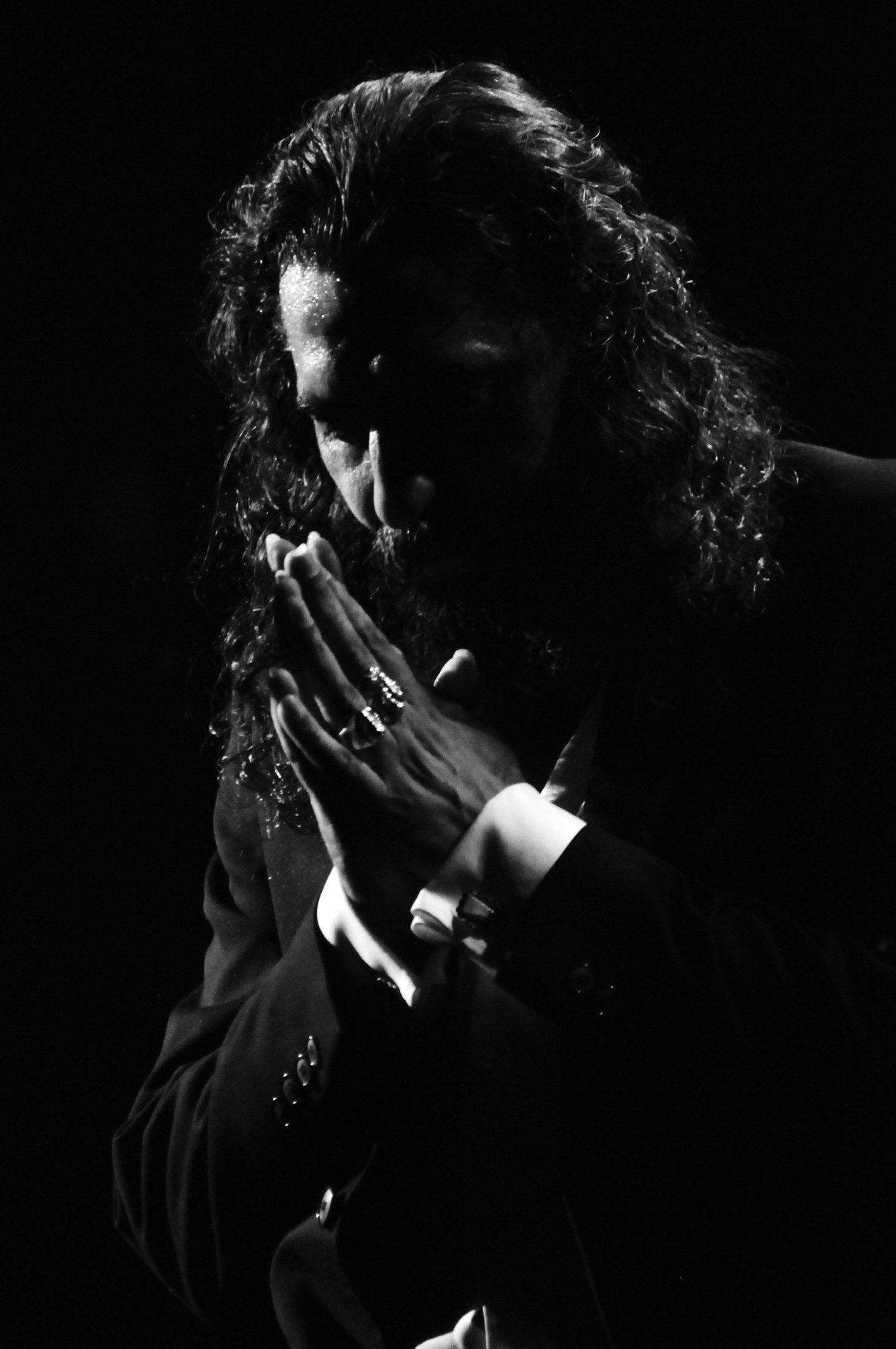 Biografia Diego El Cigala Ya no estas mas a mi lado corazon, y en el alma solo tengo soledad, y si ya no puedo verte, porque dios mi es la historia de un amor, como no hay otro igual, que me hiso comprender, todo el bien, todo el mal. biografia diego el cigala