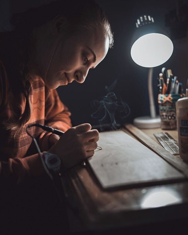 The master and her craft. Follow @_scratchingthesurface to see her amazing art!
.
.
.
#woodburning #woodburningart #smellsgood #scratchingthesurface #tacomaartist #seattlephotographer #sonyalpha #smoke #scorchmarker #pyrography #pyrographyart #pyrogr