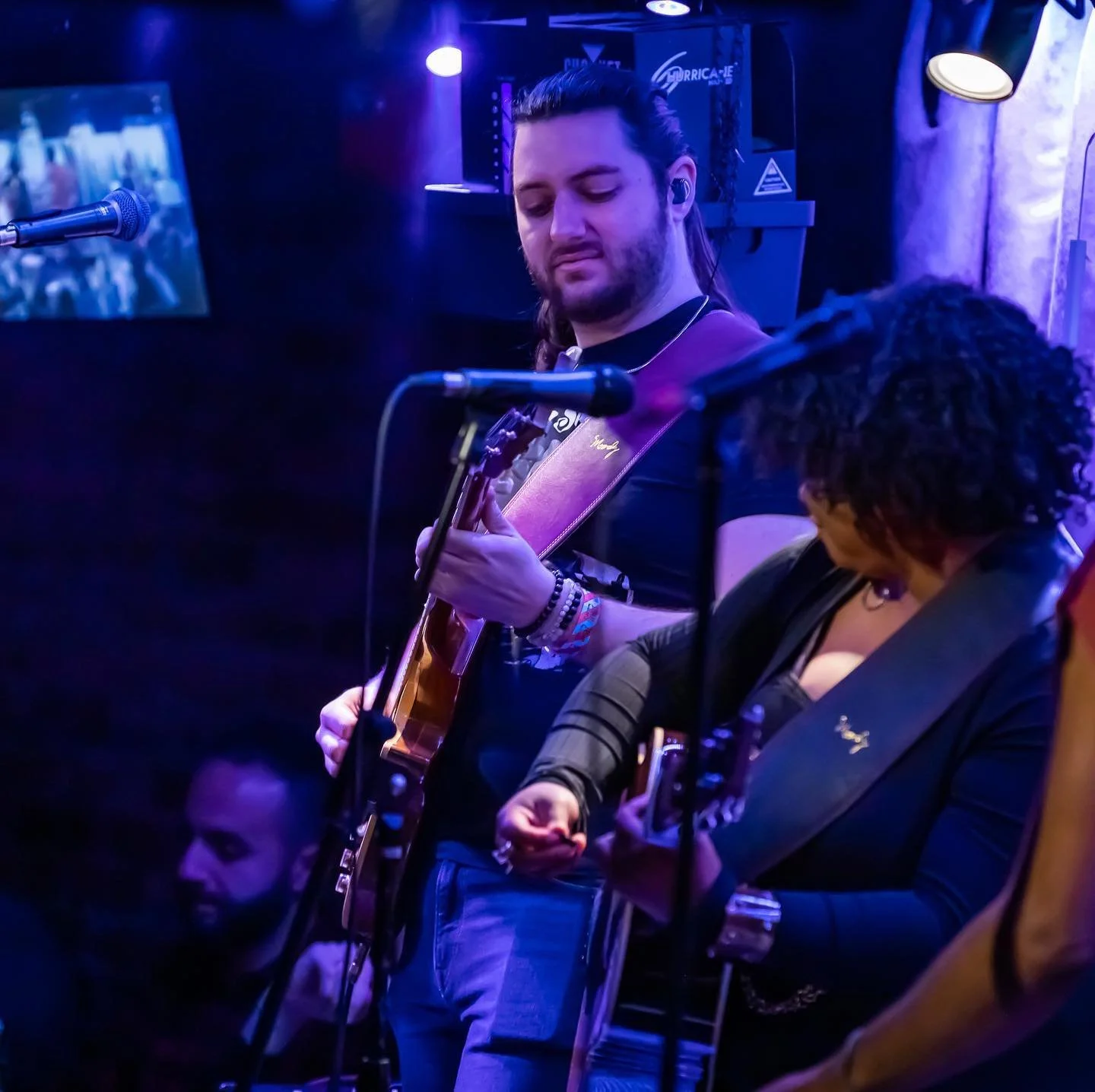 Greenwich Village, NYC - 5/2
πΈ1-4: @mikiodo
.
.
.
#guitarist #gibson #moody #wynstarks #tour #nyc #greenwichvillage #cafewha