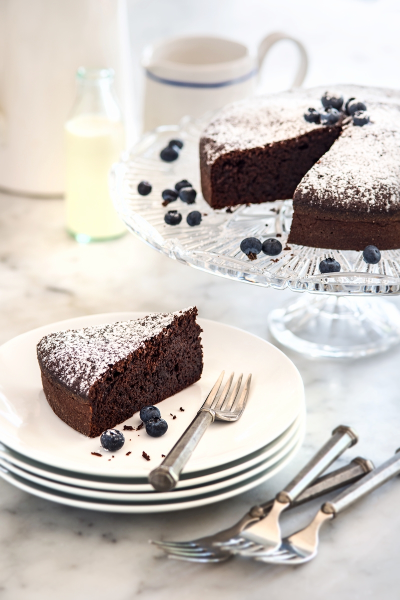 Flourless-Chocolate-Cake-with-Blueberries-2.jpg