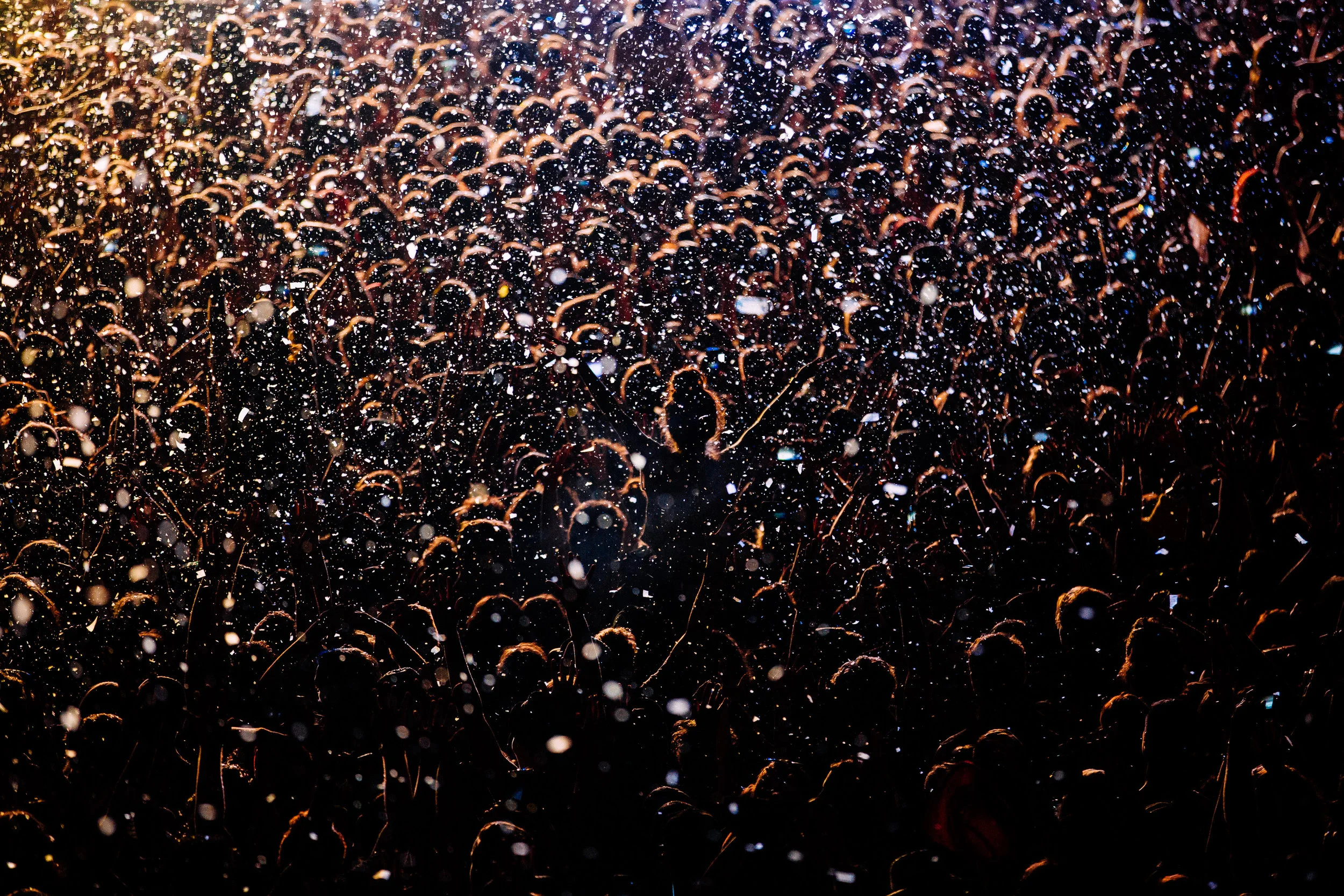 SPILT_MILK_YS-399 - Flume streamers crowd.jpg