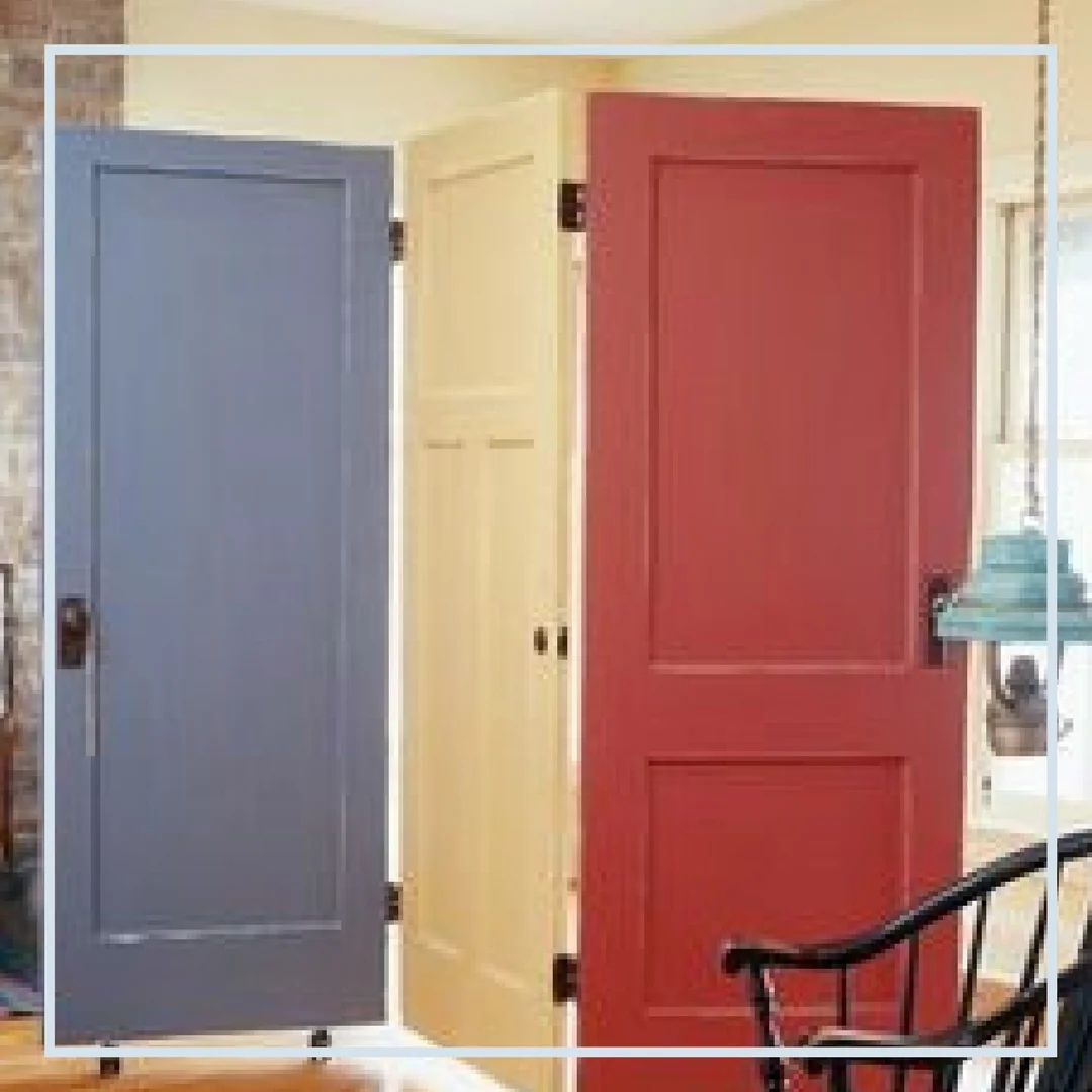 • Esta opção é uma graça para quem curte botar a mão na massa! Portas antigas, pintadas nas suas cores preferidas, vão dar um tom brincalhão no ambiente. • As dobradiças e os rodízios favorecem a mobilidade do biombo. •Uma boa dica é usar as cores primarias para pintar as portas! Elas convivem muito bem com o mobiliário em madeira, branco e preto!