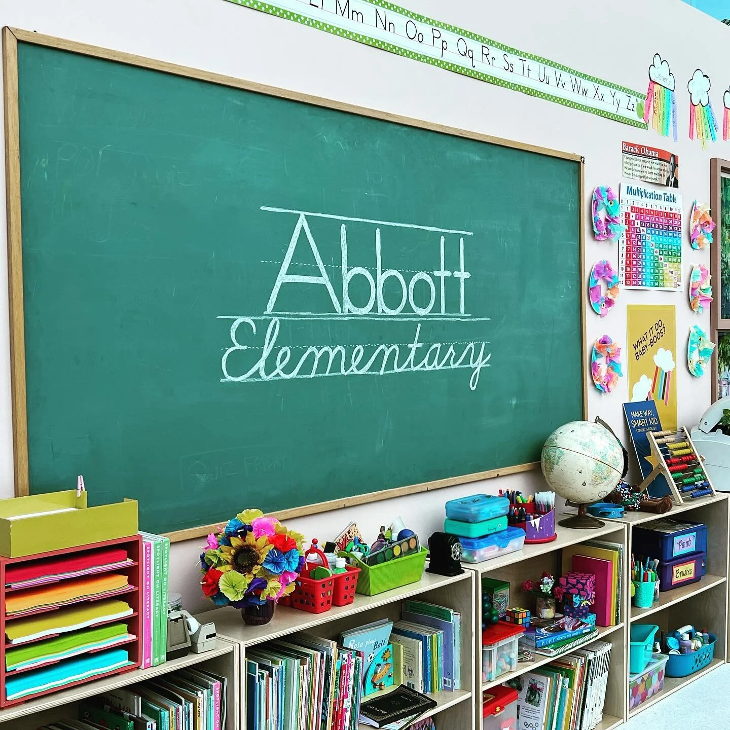 Comic-Con 2022 - Set decoration and prop styling for Abbott Elementary, Part 3 (Janine&rsquo;s Classroom). Extra credit to Creative Director Shaun Bruce who chalked that great logo. And Mariana Castellanos-Isaza for her amazingly detailed research fi
