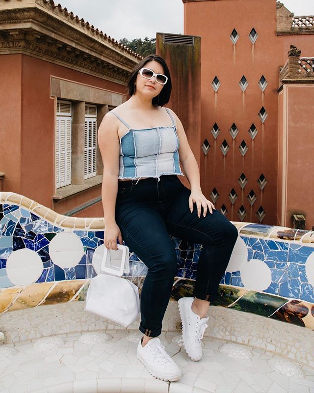 Attempting a little camouflage in this blue on blue ensemble 😂. Swipe for park details in another #Barcelona x Gaudi masterpiece #jbarrtravels #jbarrstyles