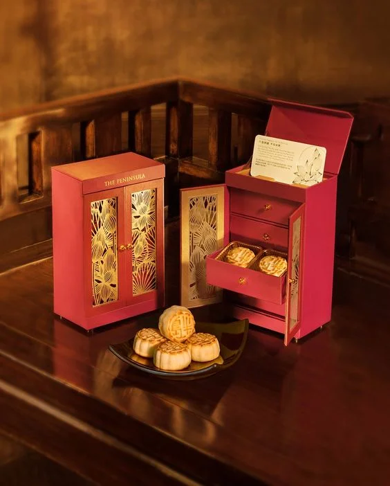 Here's a fancy Mooncake Set made courtesy from The Peninsula Hotel. This luxury hotel along with many other hotels, like St Regis and Four Seasons all join in the festival hype and create their own mooncakes with over the top packaging in hopes of appealing to the high end buyers of mooncakes for gift giving. 