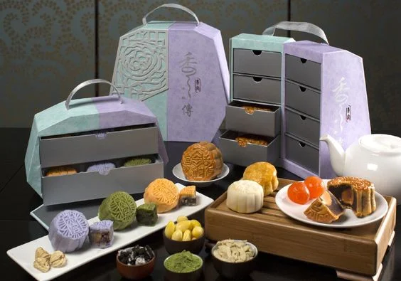Here are some more traditional examples of creative packaging and Mooncake varieties. Look how beautiful these cakes are!