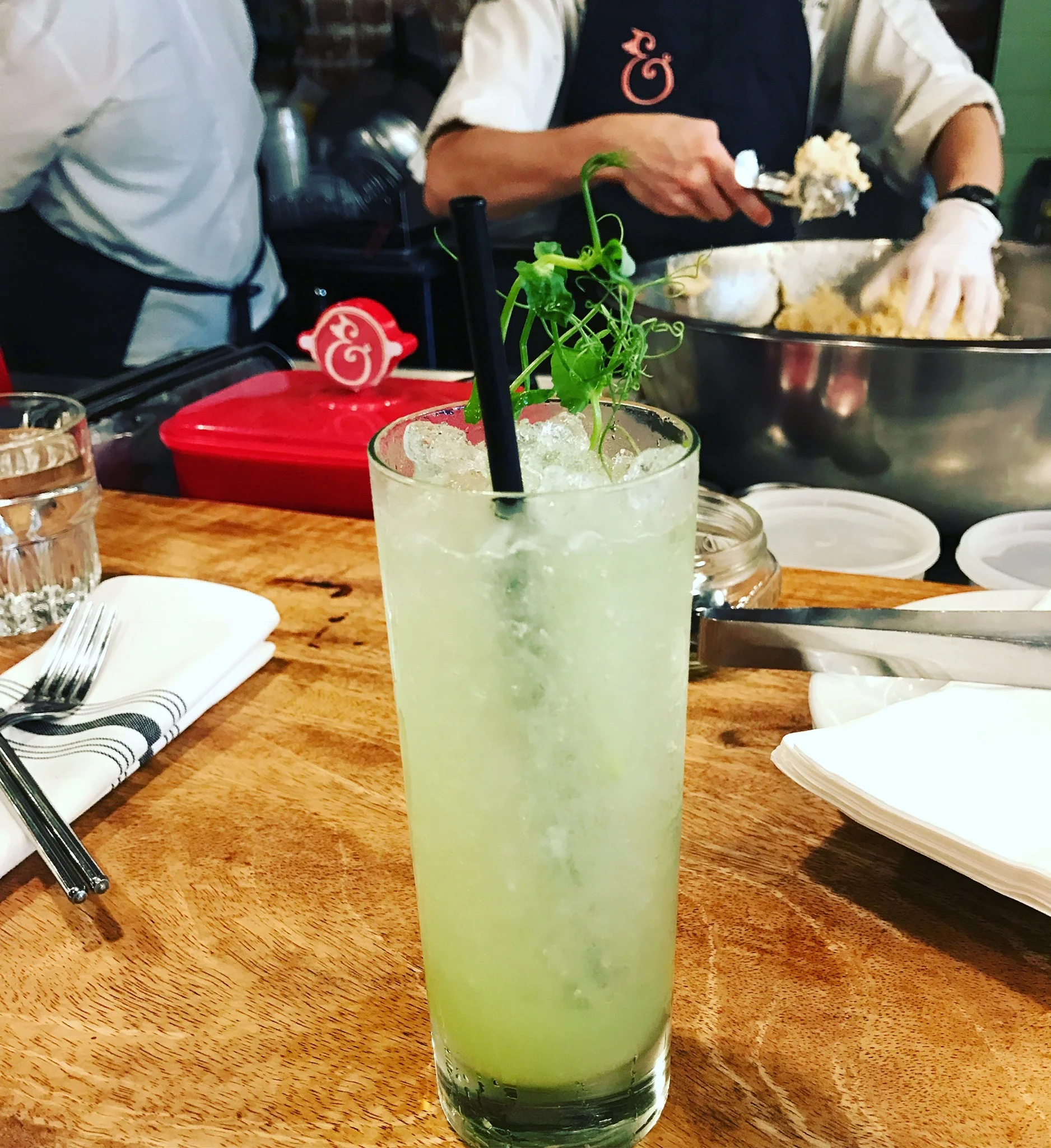 A little afternoon cocktail pick me up before I indulge. This right here is their Gin Cocktail made with lime and sugar snap pea. 