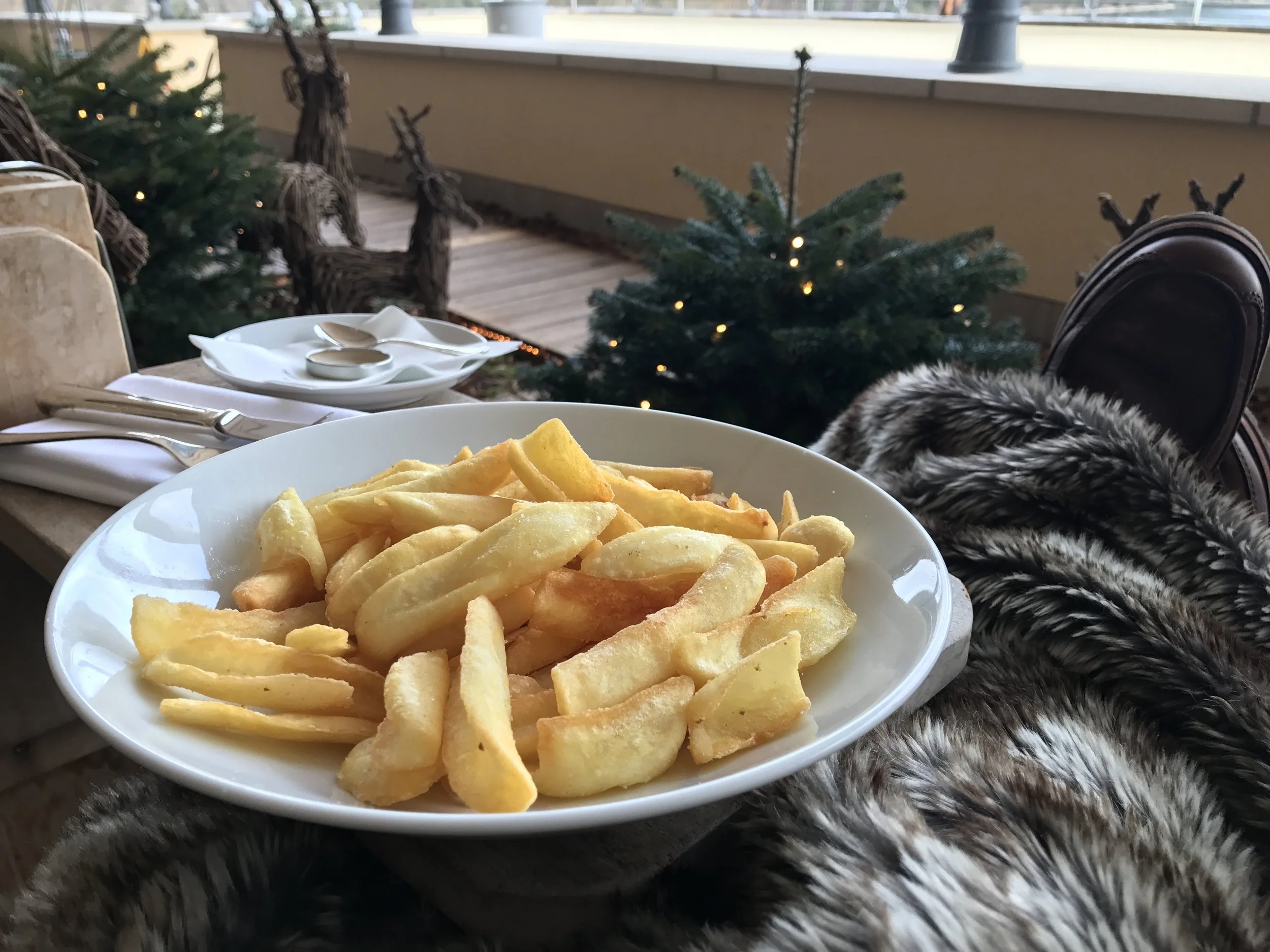My favorite snack to have at the cabana, fried potato sticks. These fries absolutely delicious. They cut them in a way that allows the potato to fry up crisp on the outside and hollow on the inside. Piping hot fries in that cold air, feels sooo good.