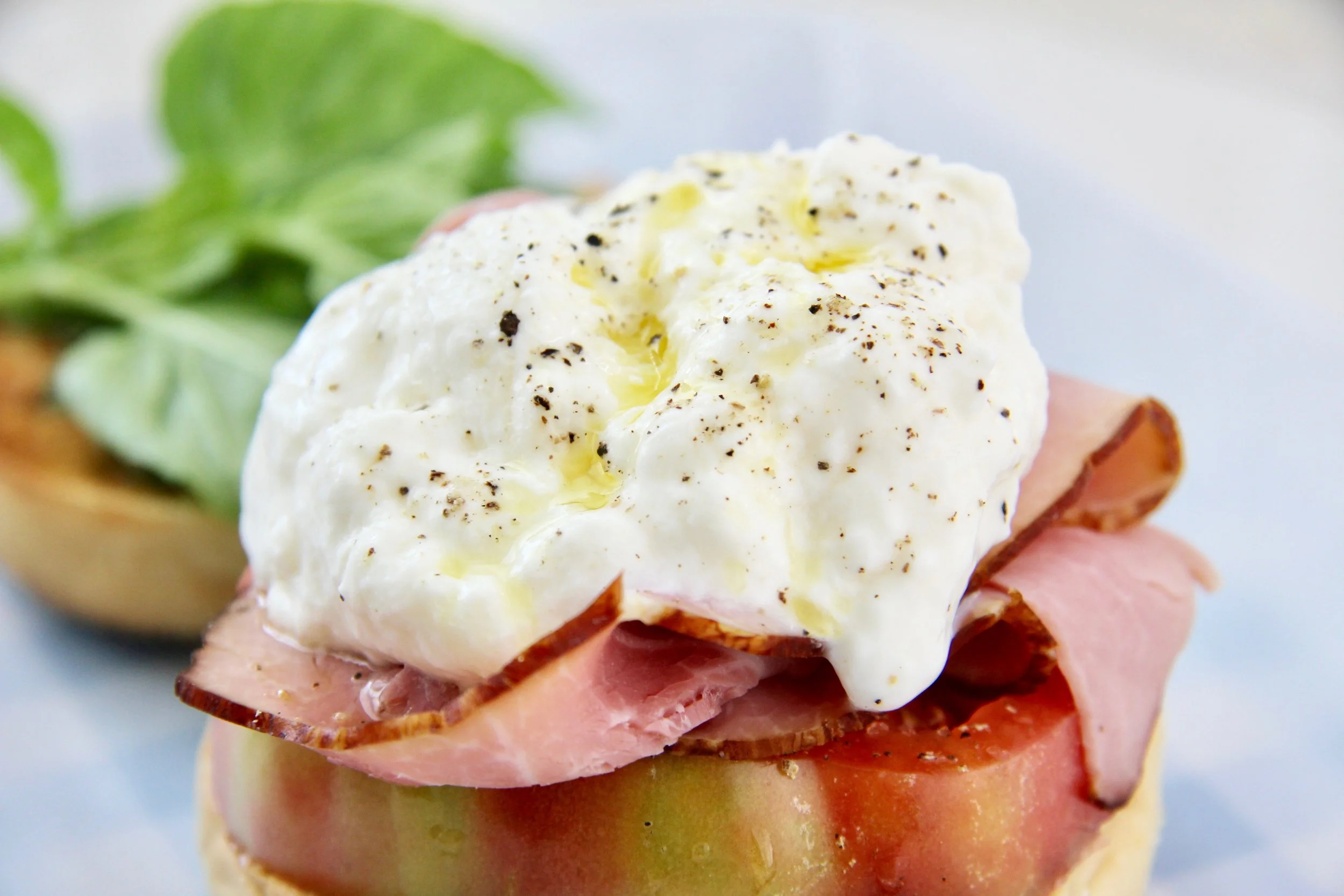 Close up of that creamy burrata.