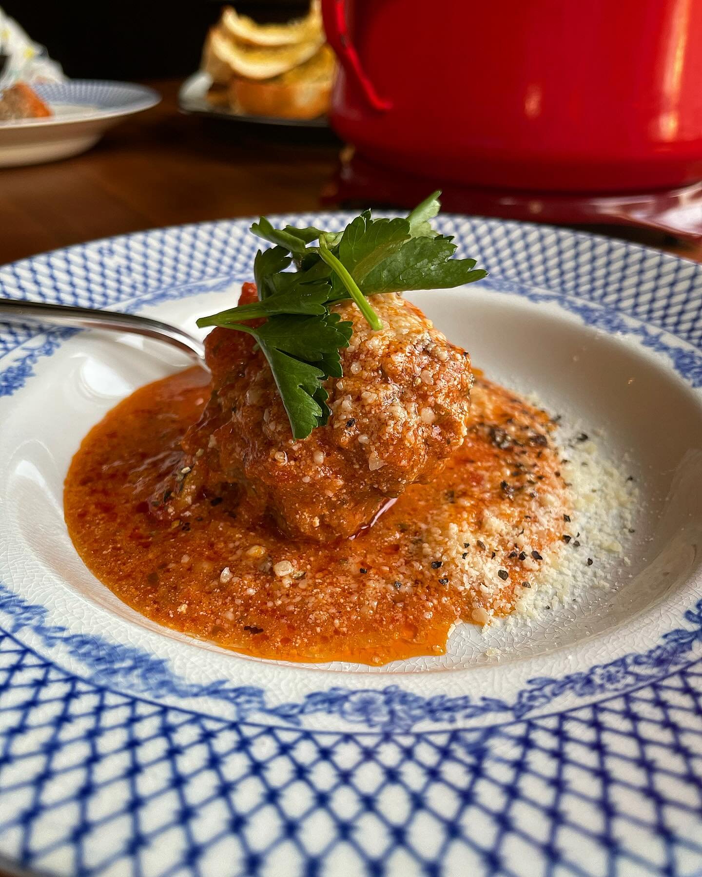 Nothing beats homemade meatballs with crusty garlic bread. I like my meatballs fork tender, generously topped with the evoo and grated parmigiana reggiano. Can you guess what my favorite cuisine to cook at home is, besides Chinese??? #meatballs #noms