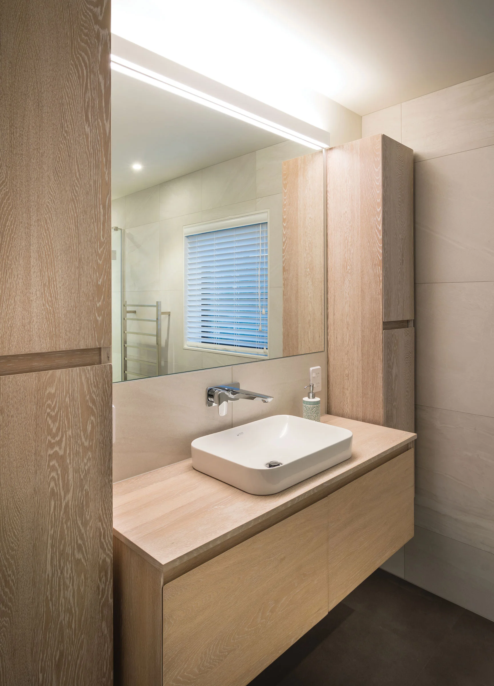 ENSUITE The bathroom floors are Polyflor Simplay vinyl tiles, emulating the look of concrete, supplied and installed by The Flooring Centre.