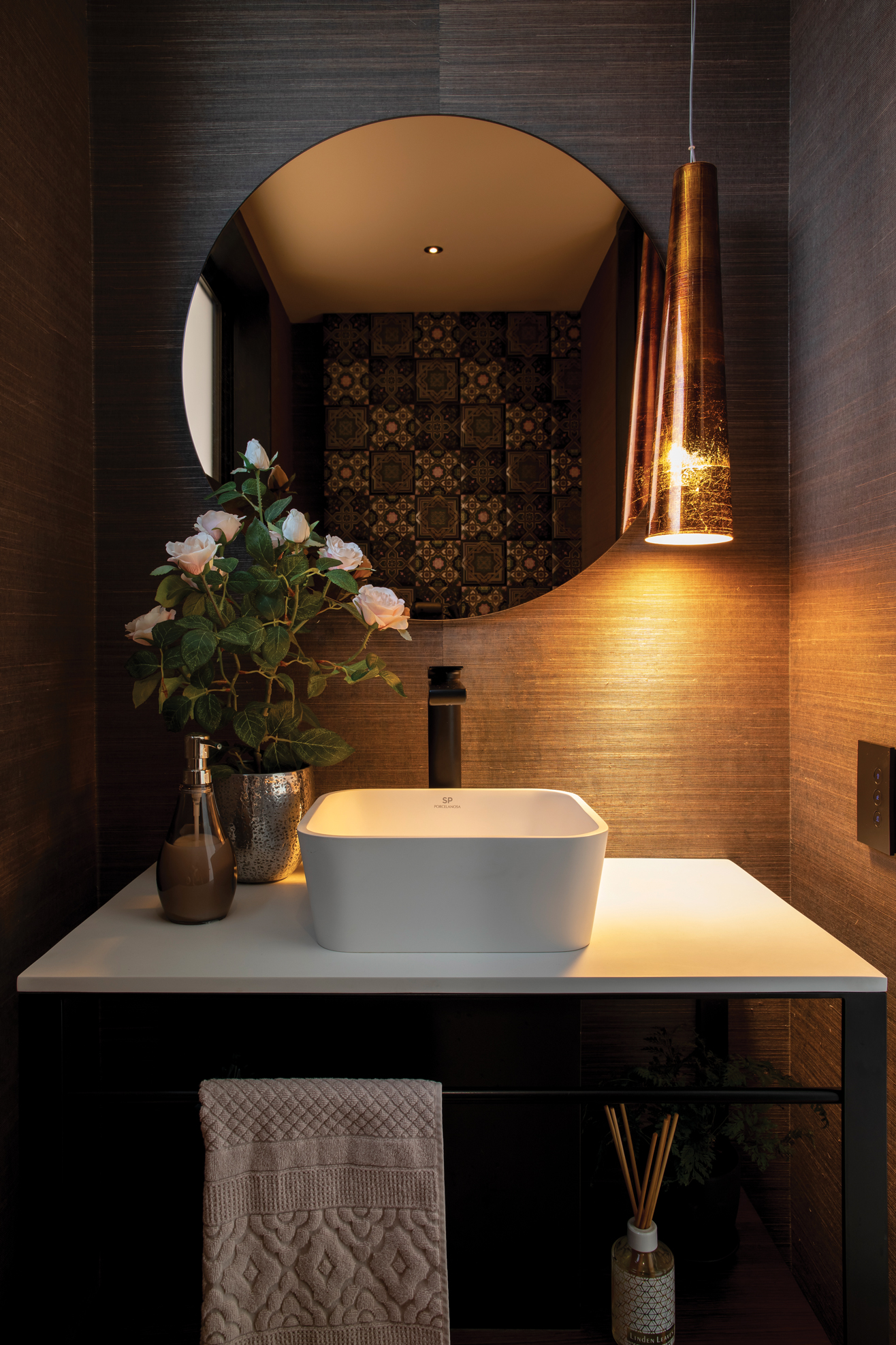 POWDER ROOM : A boudoir effect WC with Porcelanosa vanity and textured wallpaper.
