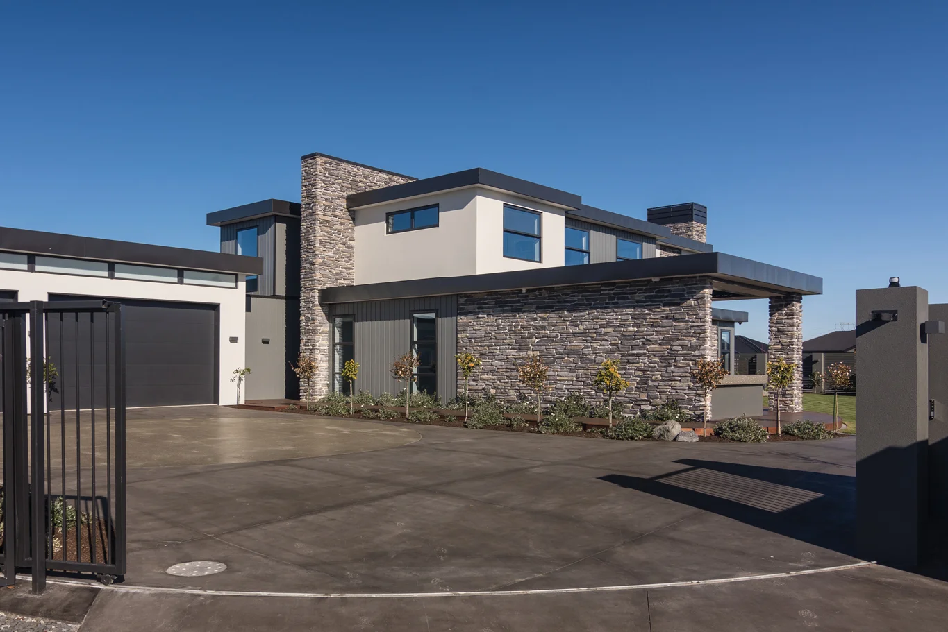 EXTERIOR: The contrasting textures and colours of the exterior were achieved using Rockcote Integra, Hard as Rocks schist stone veneer and James Hardie Linea Oblique cladding.