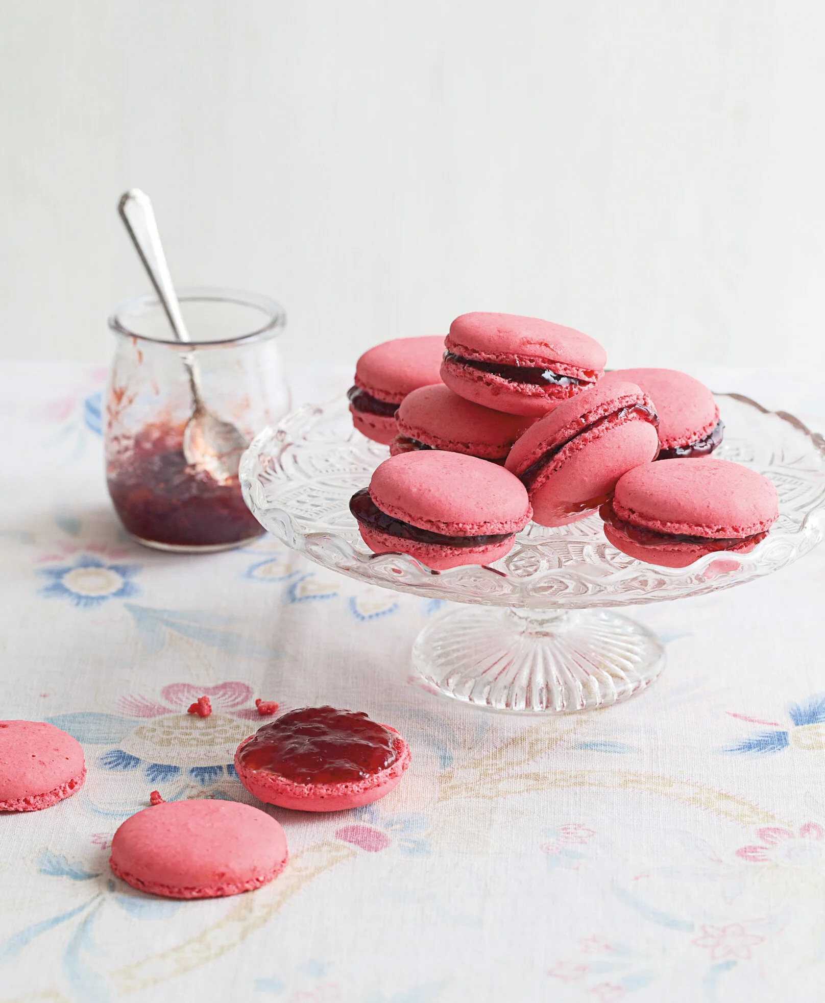 Lady grey tea with  raspberry macarons