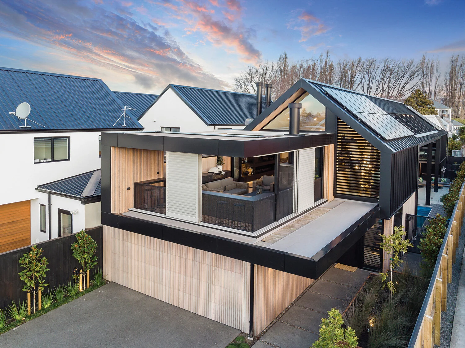 EXTERIOR The Architectural Roofing Company supplied and installed the Snap Lock roofing and cladding in Magnaflow Black Low Gloss.