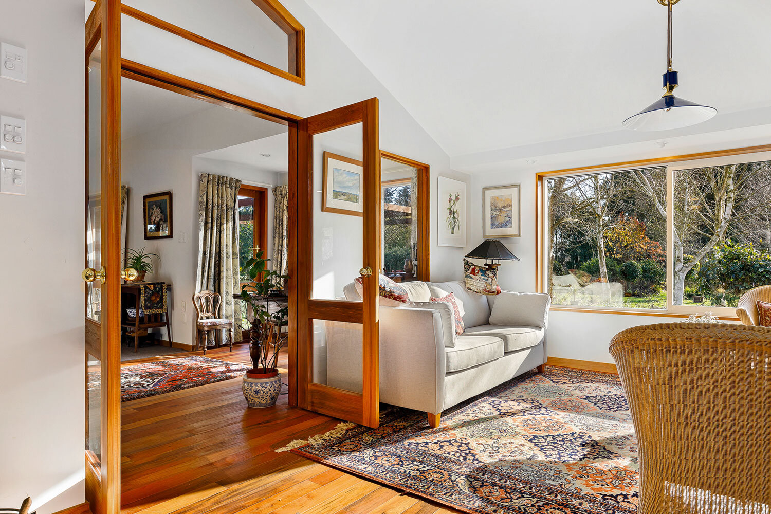 HARMONIOUS FLOW Solid rimu windows and doors blend seamlessly with the rest of the house.