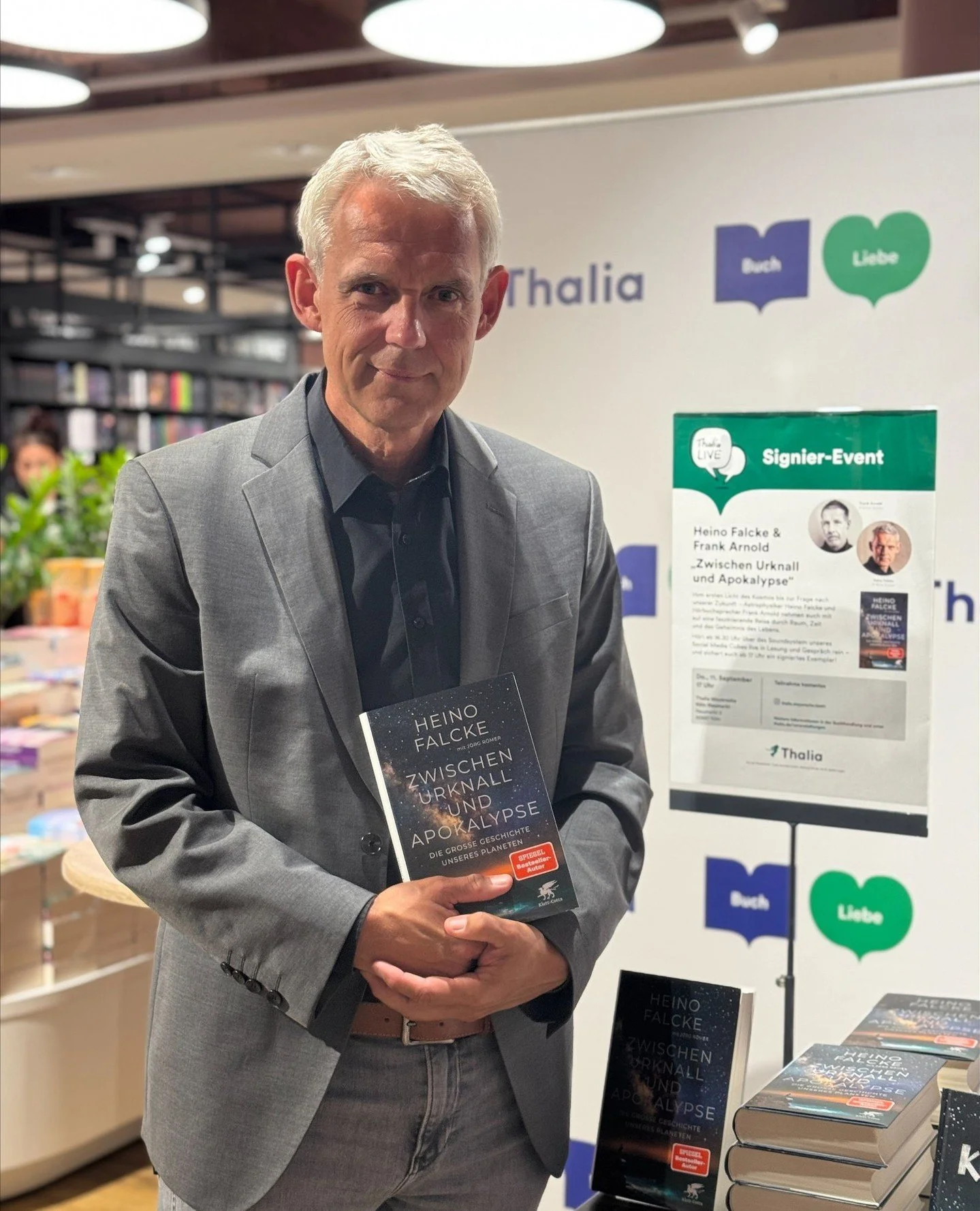 Am Donnerstag haben wir die Buchpremiere in K&ouml;ln gefeiert - mit einer Signierstunde bei Thalia am Neumarkt. ⁠
⁠
Mit H&ouml;rbuchsprecher Frank Arnold, der das Buch mit seiner wahnsinnig tollen Stimme zum Leben erweckt hat ✨ und einem festlichen 