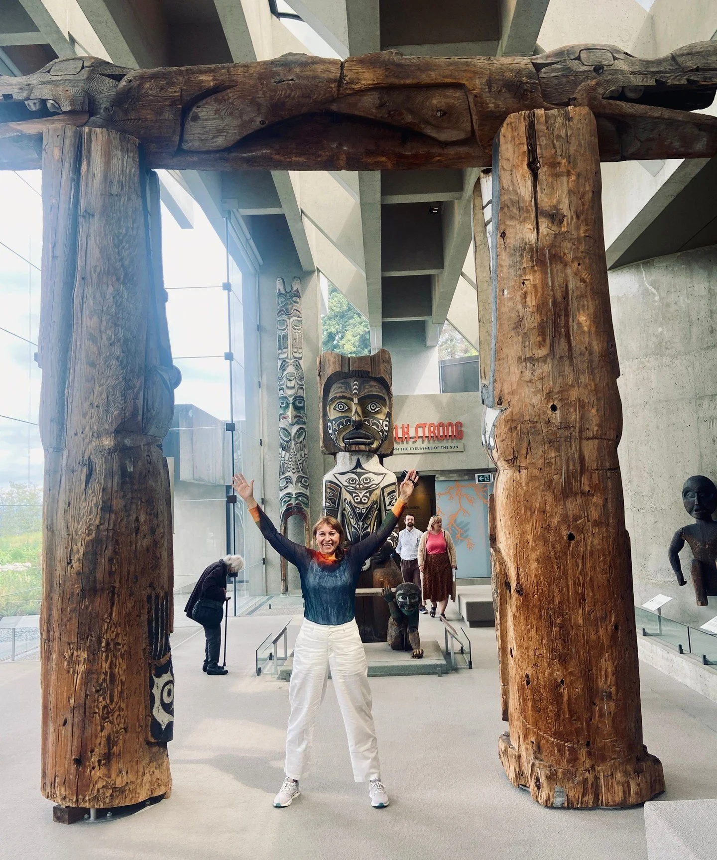 Oh, wie sch&ouml;n ist Kanada! Teil 2 - Gestrandet in Vancouver. Das geniale Museum of Anthropology 👺 Im Lighthouse Park einen Mammutbaum umarmt 🤗 Downtown am Hafen vor eine Touristenkamera gesprungen und danach im Sushi Nebel 🍣🌫️ verschwunden&he