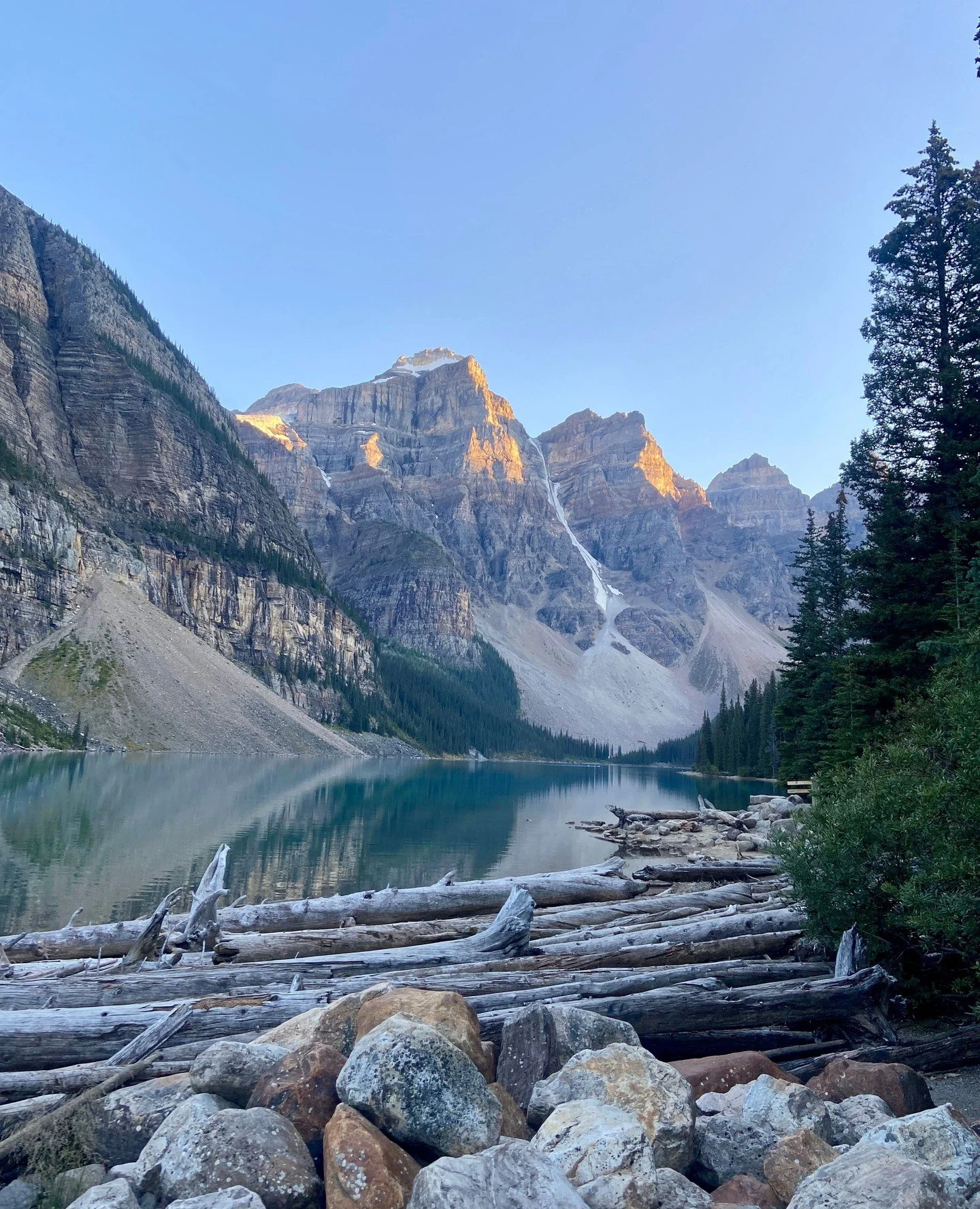 Oh, wie sch&ouml;n ist Kanada! Teil 5 - Hoch hinauf zur Moraine Lake Lodge in die kanadische Rockies 🌄 Das tiefe T&uuml;rkis des Gletschersees hat uns v&ouml;llig verzaubert ✨ vor allem, als nach der Tagestouristenwelle Stille einkehrte, die Sterne 