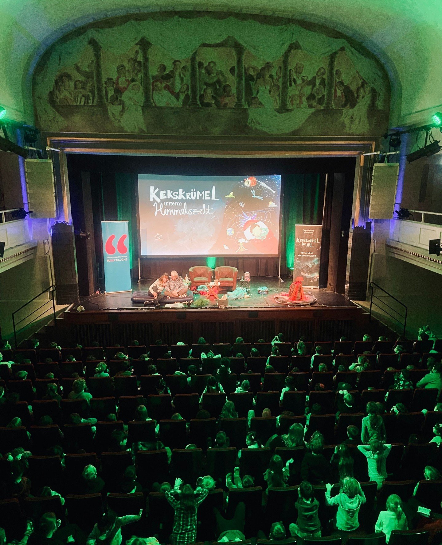 Das neue Kinderbuch "Kekskr&uuml;mel unterm Himmelszelt" hat heute mit dem unverwechselbaren Autorenduo Dagmar &amp; Heino Falcke Buchpremiere gefeiert bei der lit.kid.COLOGNE 🎉⁠
⁠
Mit auf der B&uuml;hne: eine Luftmatratze ⛺️, die Weltraum