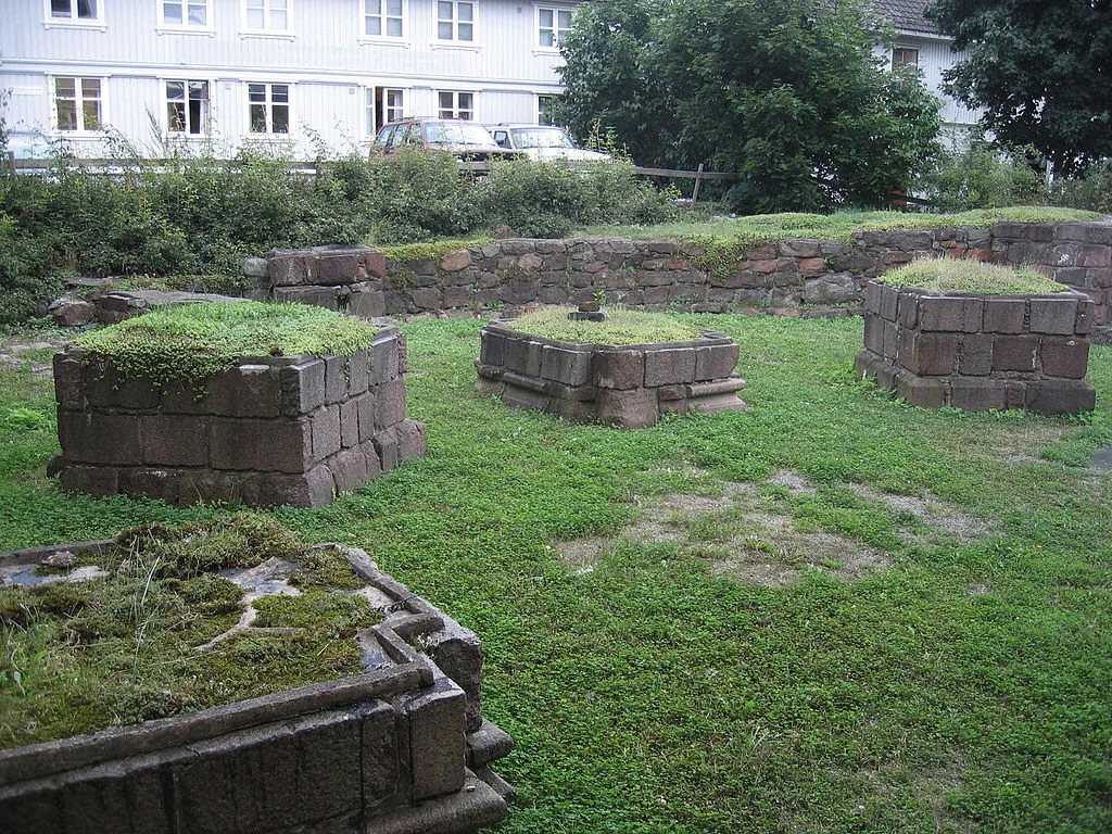 FIG#05 Ruins of the church of St. Olav's Abbey, Tønsberg , where the foundations of Norway’s largest circular church can still be seen on streets 17 and 19.
