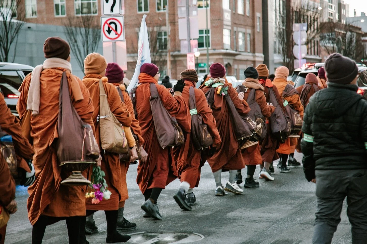 It was the honor of a lifetime to come face to face with the venerable monks @walkforpeace.usa and simply say thank you. Thank you for bringing peace by bringing your presence, and for reminding us that peace starts with us. Every day.

As Venerable 