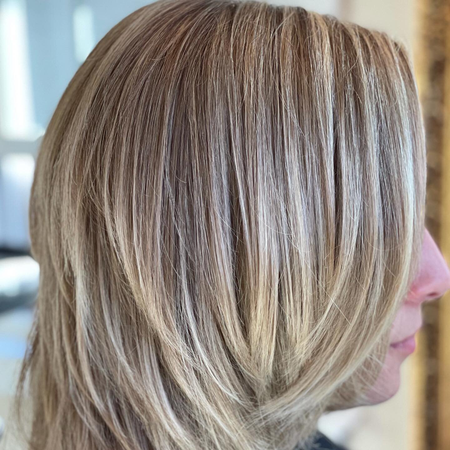 Teasey lights on 3 inches of regrowth🍦#blondor #wellaprofessional #lehighvalleystylist #centervalleysalon #stylistssupportingstylists #shopsmallbusiness #loveyourhair #happyclient #growinghair #colorspecialist #davines #davinesnorthamerica @hils311