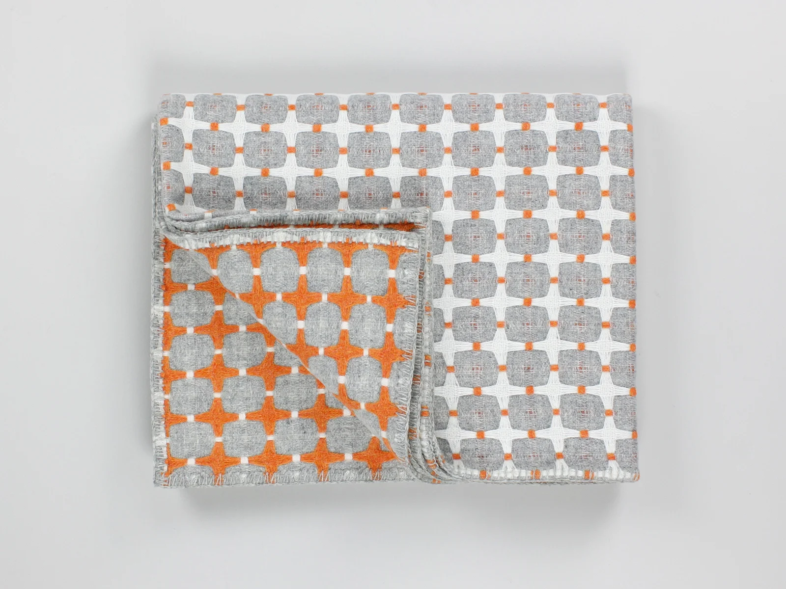 Eleanor_Pritchard_625_line_blanket_2.jpg