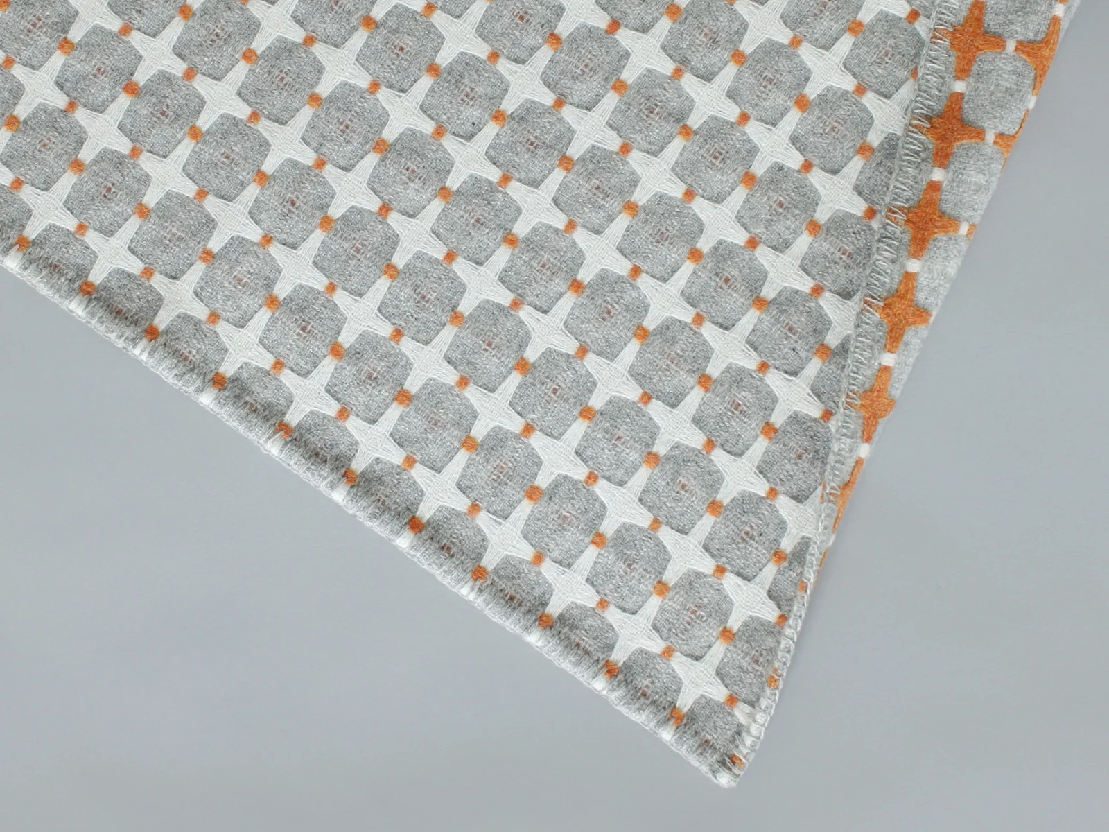 Eleanor_Pritchard_625_line_blanket_3.jpg