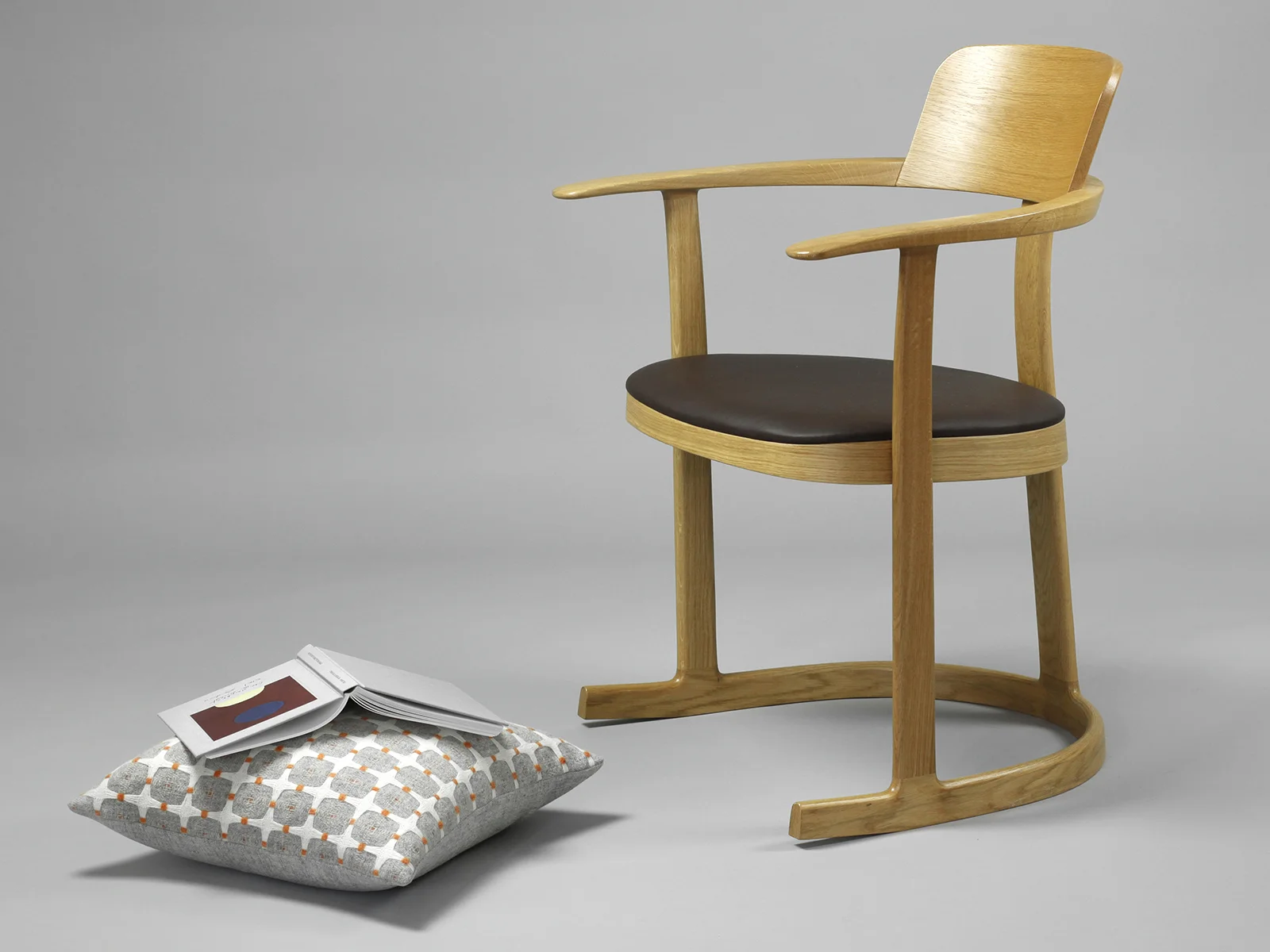 Eleanor_Pritchard_625_line_cushion_on_Bodelian_chair_by_Barber_Osgerby_for_Isokon_plus.jpg