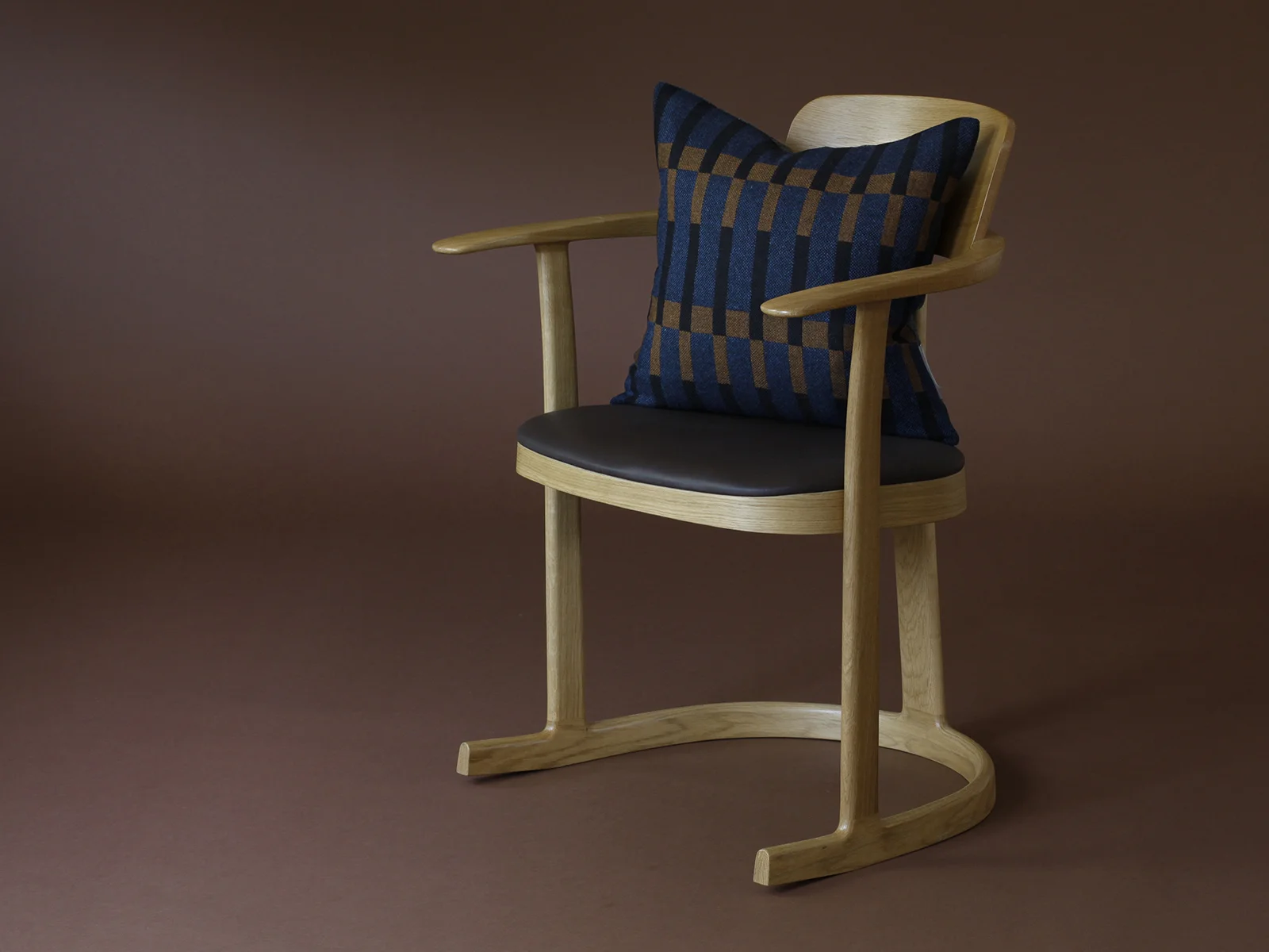 Eleanor_Pritchard_Dovetail_cushion_(indigo)_on_Bodelian_chair_by_Barber_Osgerby_for_Isokon+_photo_by_Elliott_Denny.jpg