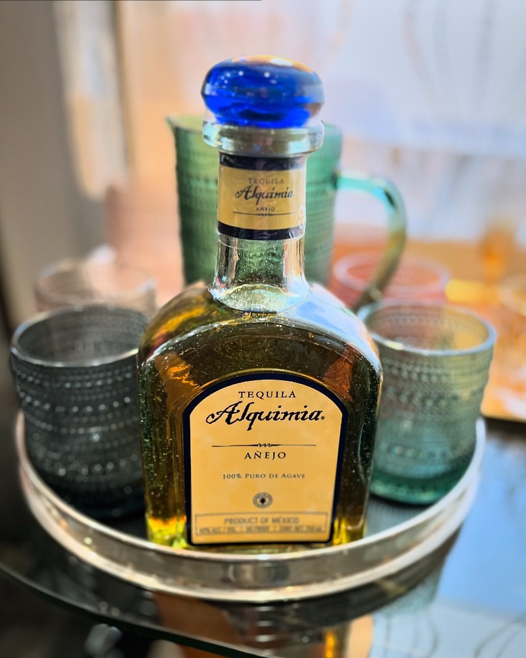 Carmel, oak and cherry highlight this wonderful additive free anejo tequila from @alquimiatequila ~
~
~
#tequila #additivefreetequila #alquimia #drinkup #agaveholic #anejo #cocktailbar #homebar #thereyougo #drinking
