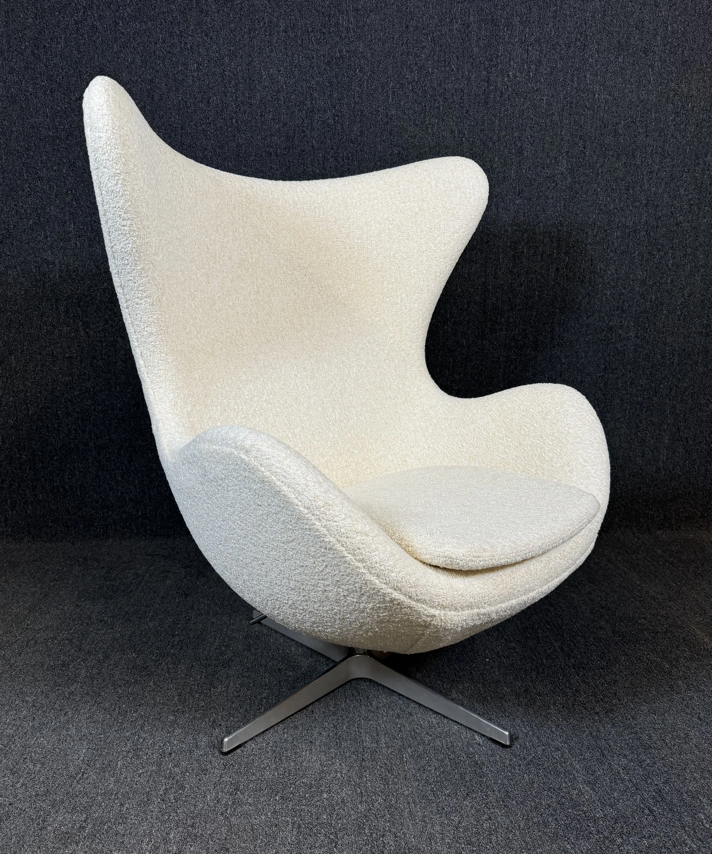 Vintage Danish Modern Egg Chair in Bouclé by Arne Jacobsen for Fritz Hansen7.jpeg