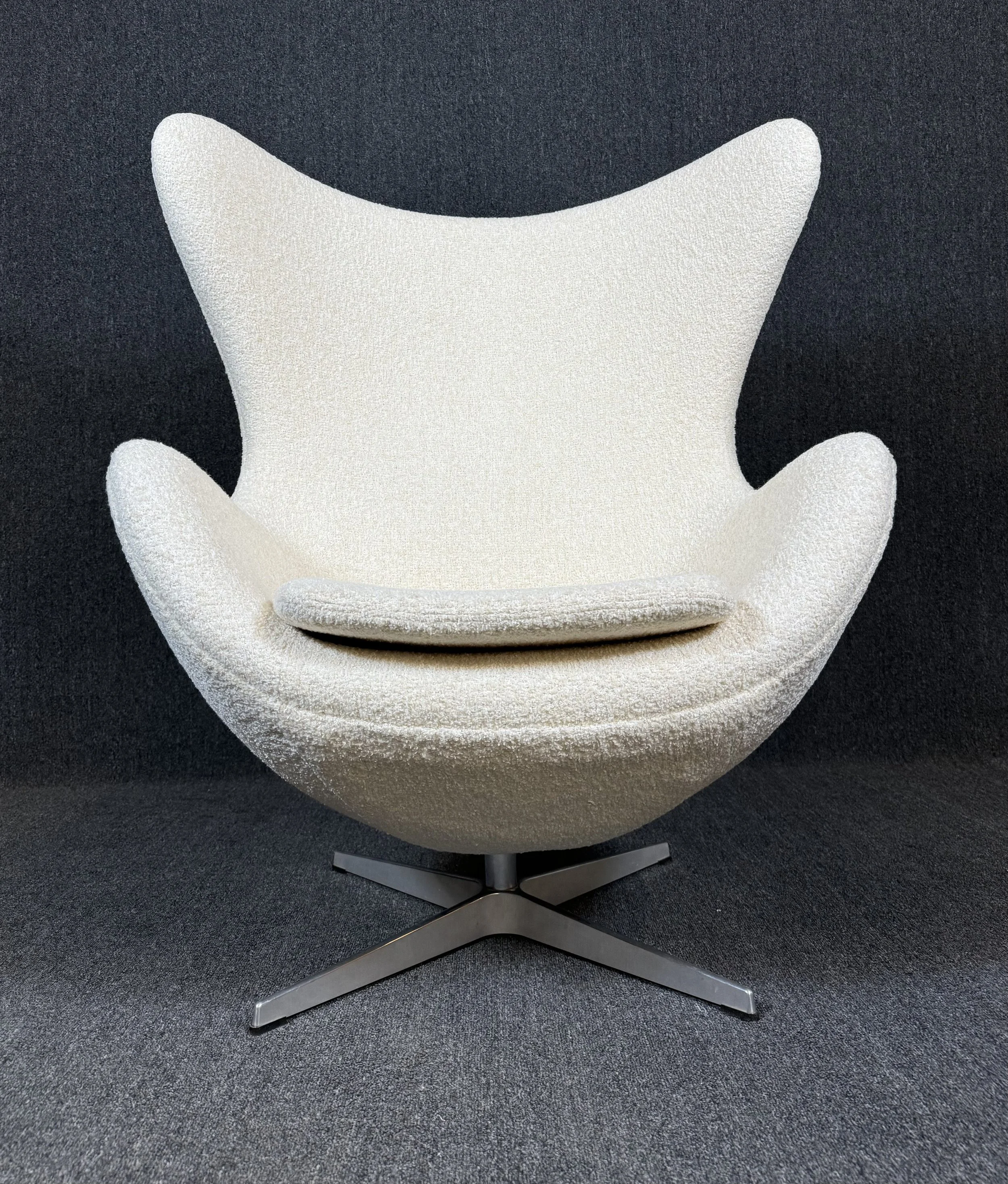Vintage Danish Modern Egg Chair in Bouclé by Arne Jacobsen for Fritz Hansen10.jpeg