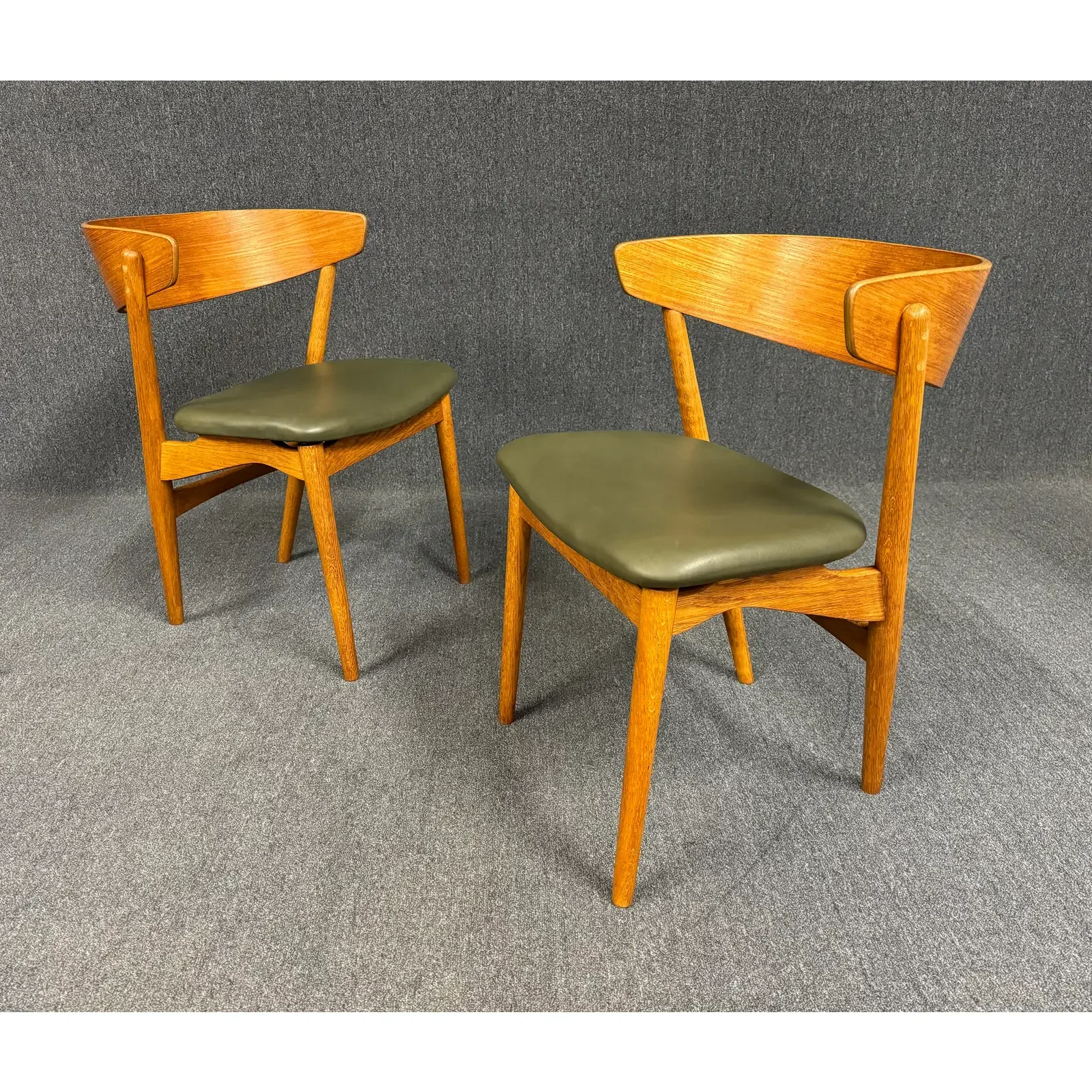 pair-of-vintage-danish-mid-century-modern-side-chairs-no7-by-helge-sibast-3082.webp