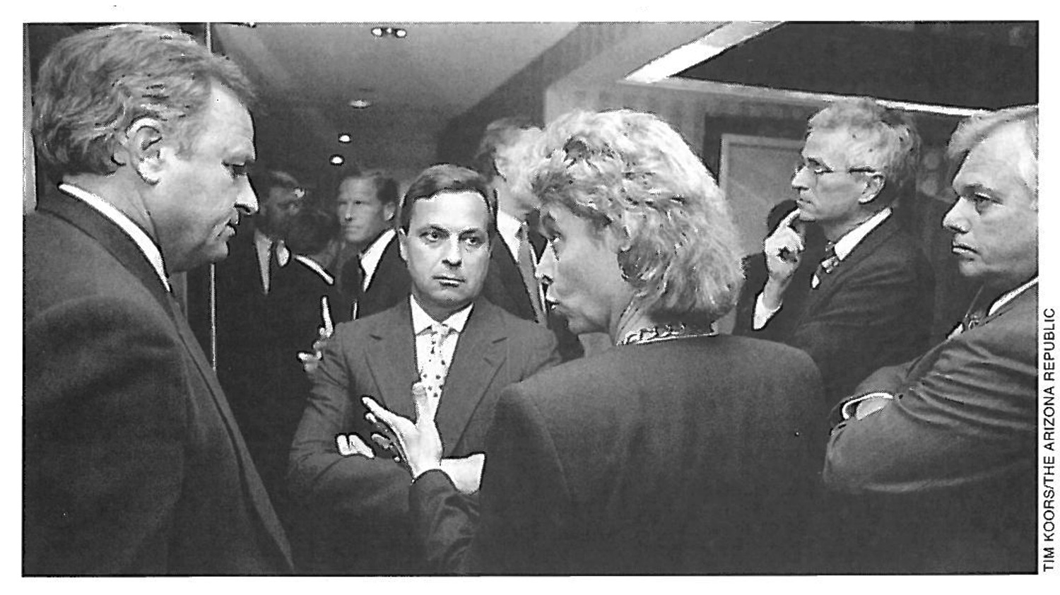 Washington Attorney General Christine Gregoire meets in an ANA Hotel corridor with (left to right) Arizona Attorney General Grant Woods, New York Attorney General Dennis Vacco, Former Maine Attorney General Jim Tierney, and Florida Attorney General Robert Butterworth to discuss breaking off the talks over nicotine. *