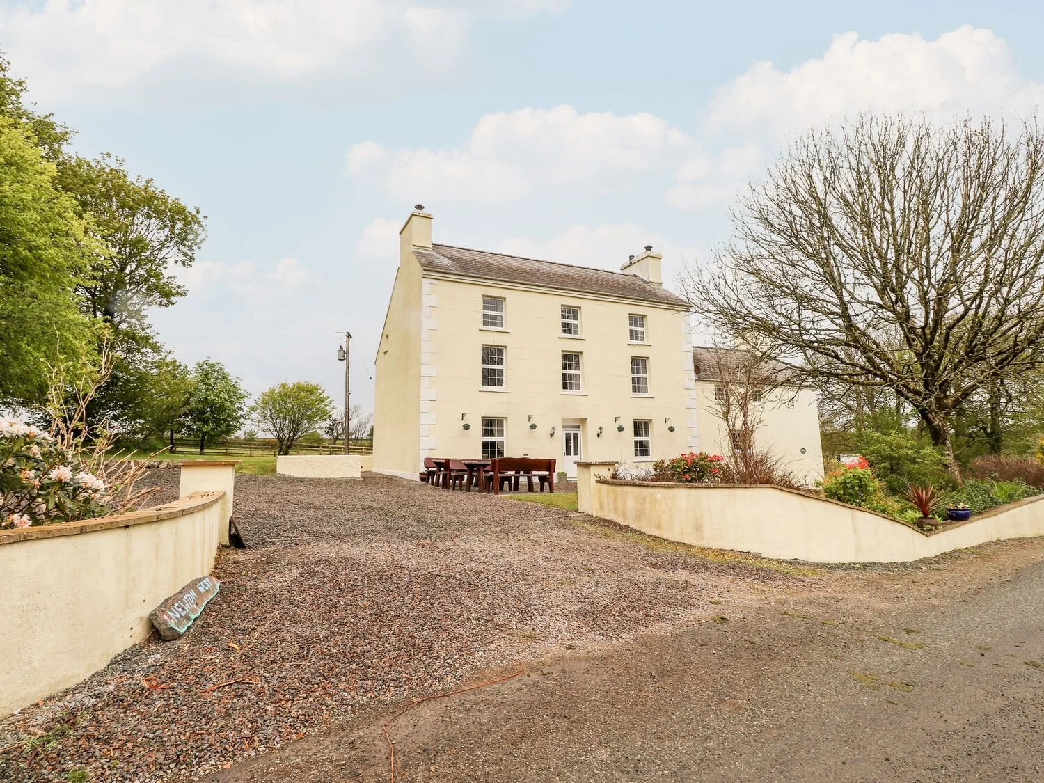 Newton West Farm - pembrokeshire large group accommodation.jpeg